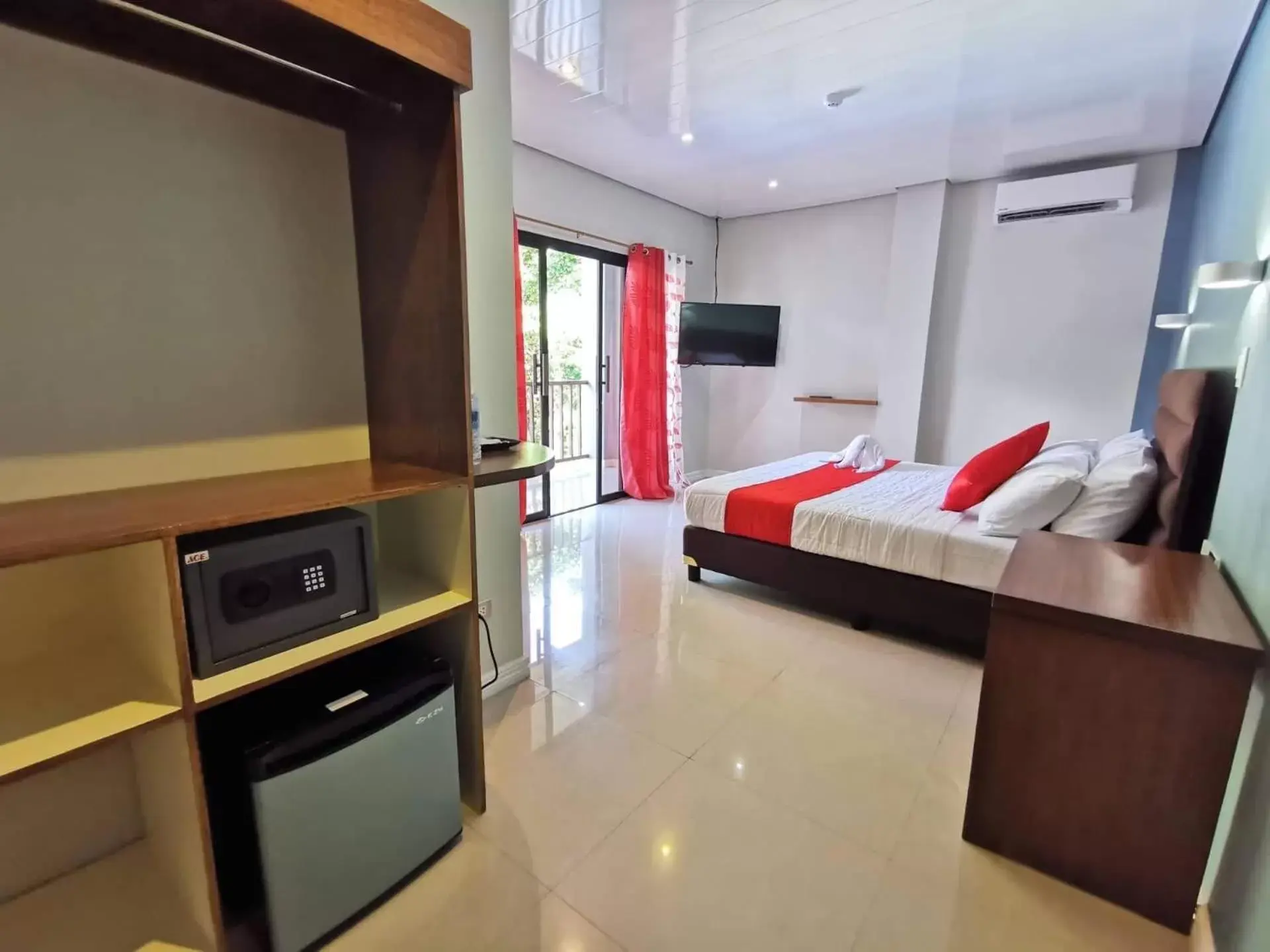 TV and multimedia, TV/Entertainment Center in Charms Hotel