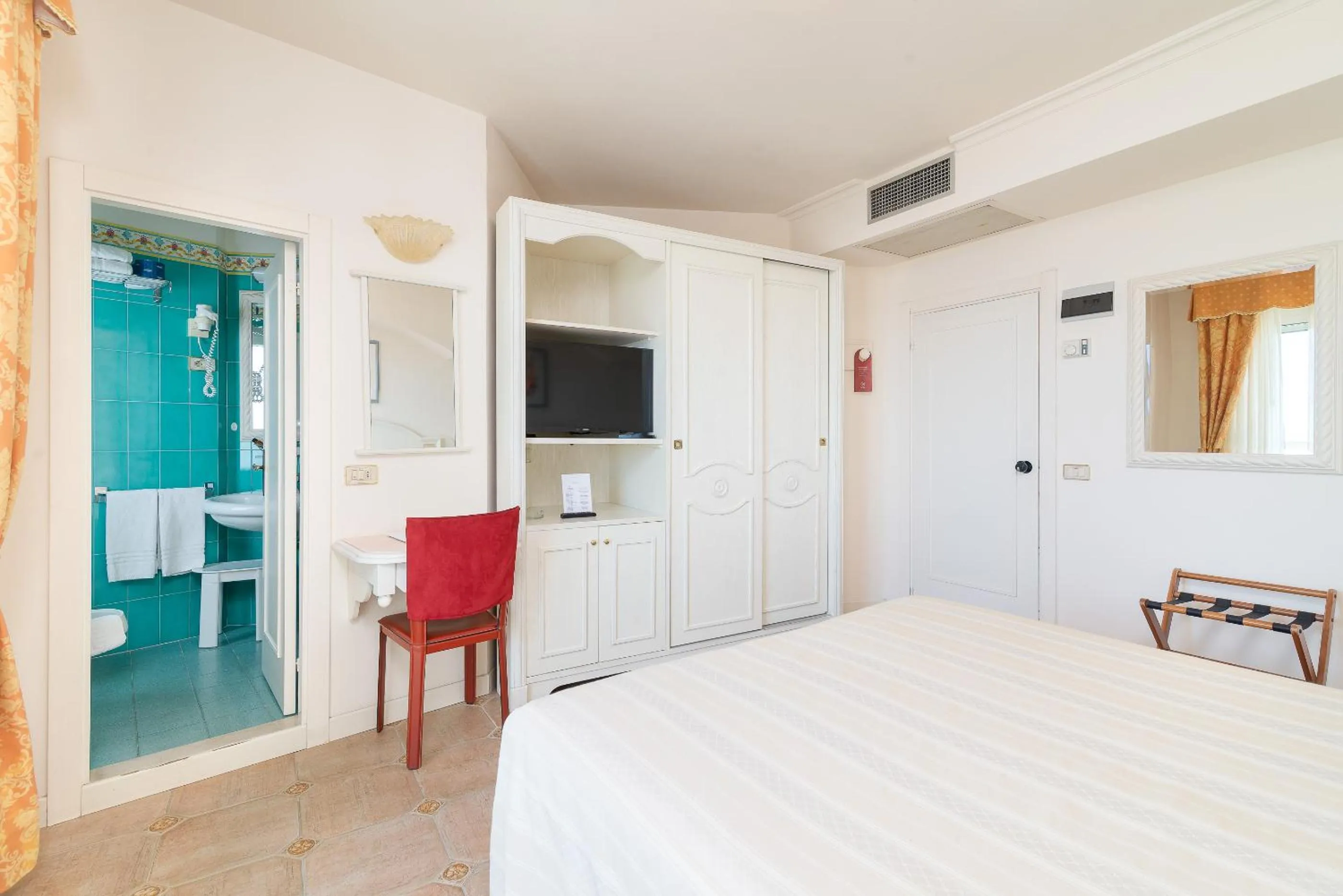 Bedroom, Bed in Universal Hotel