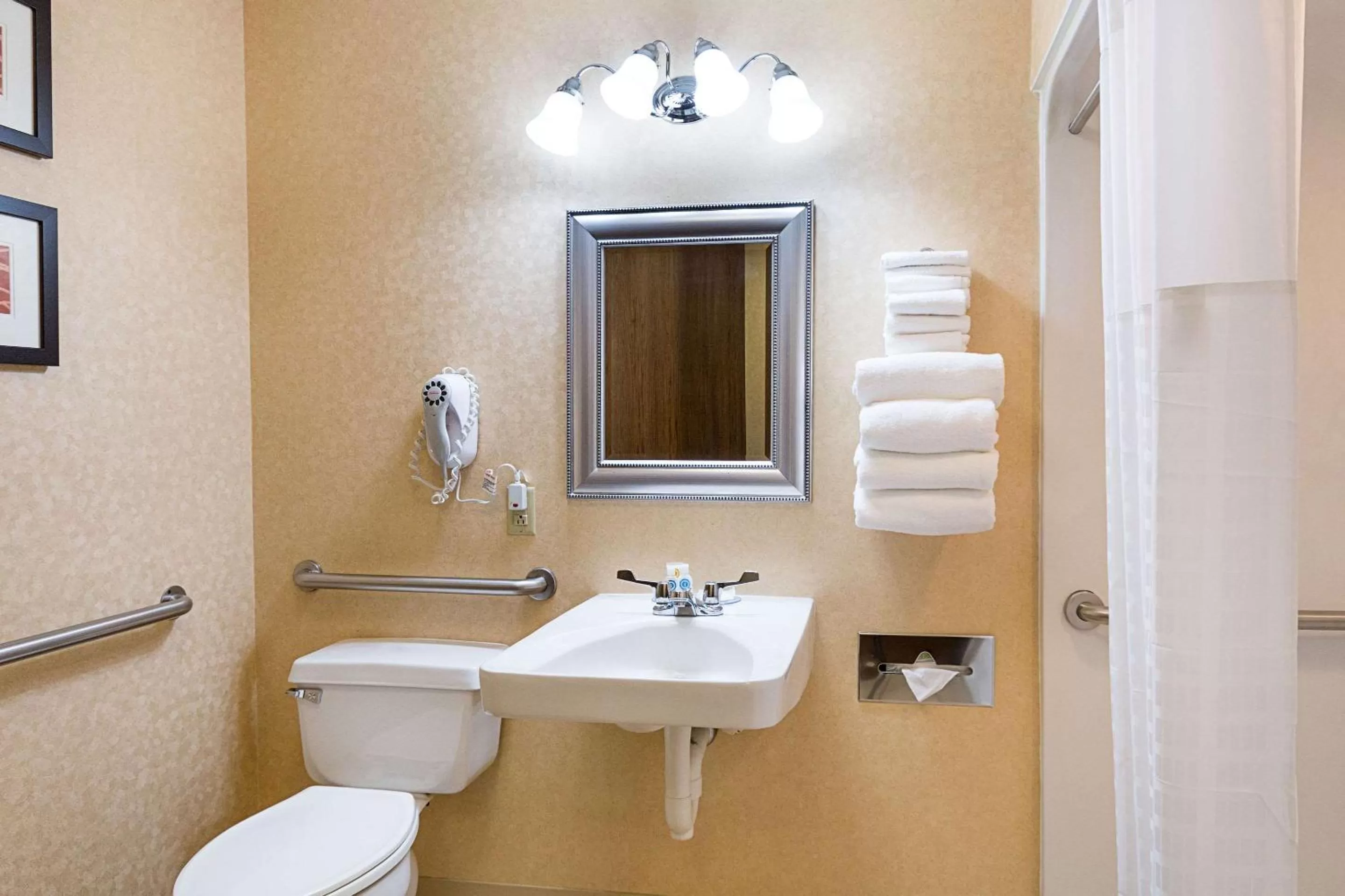 Bedroom in Quality Inn Parkersburg North-Vienna