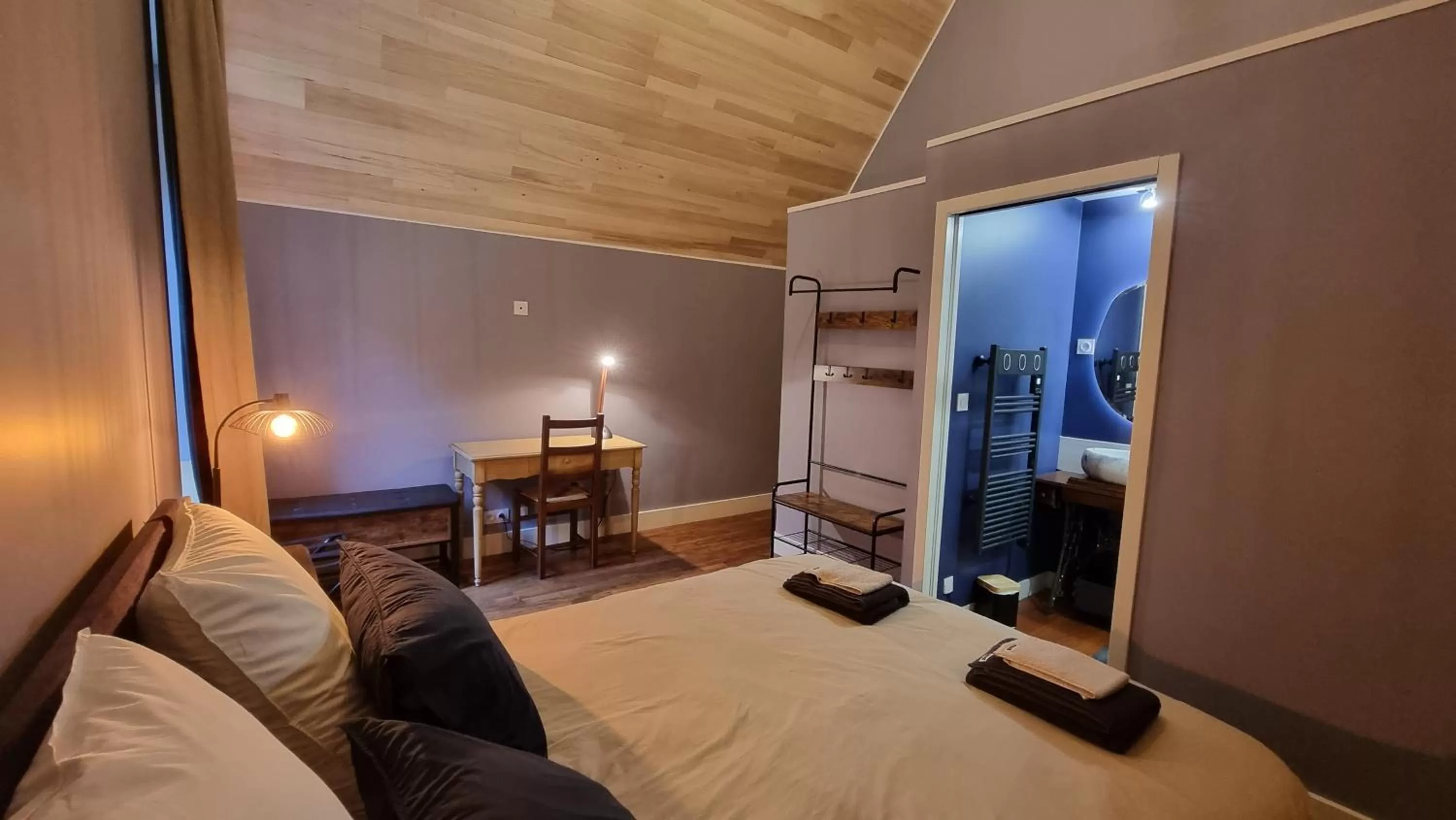 Bed, Seating Area in Le Manoir de Menglieu