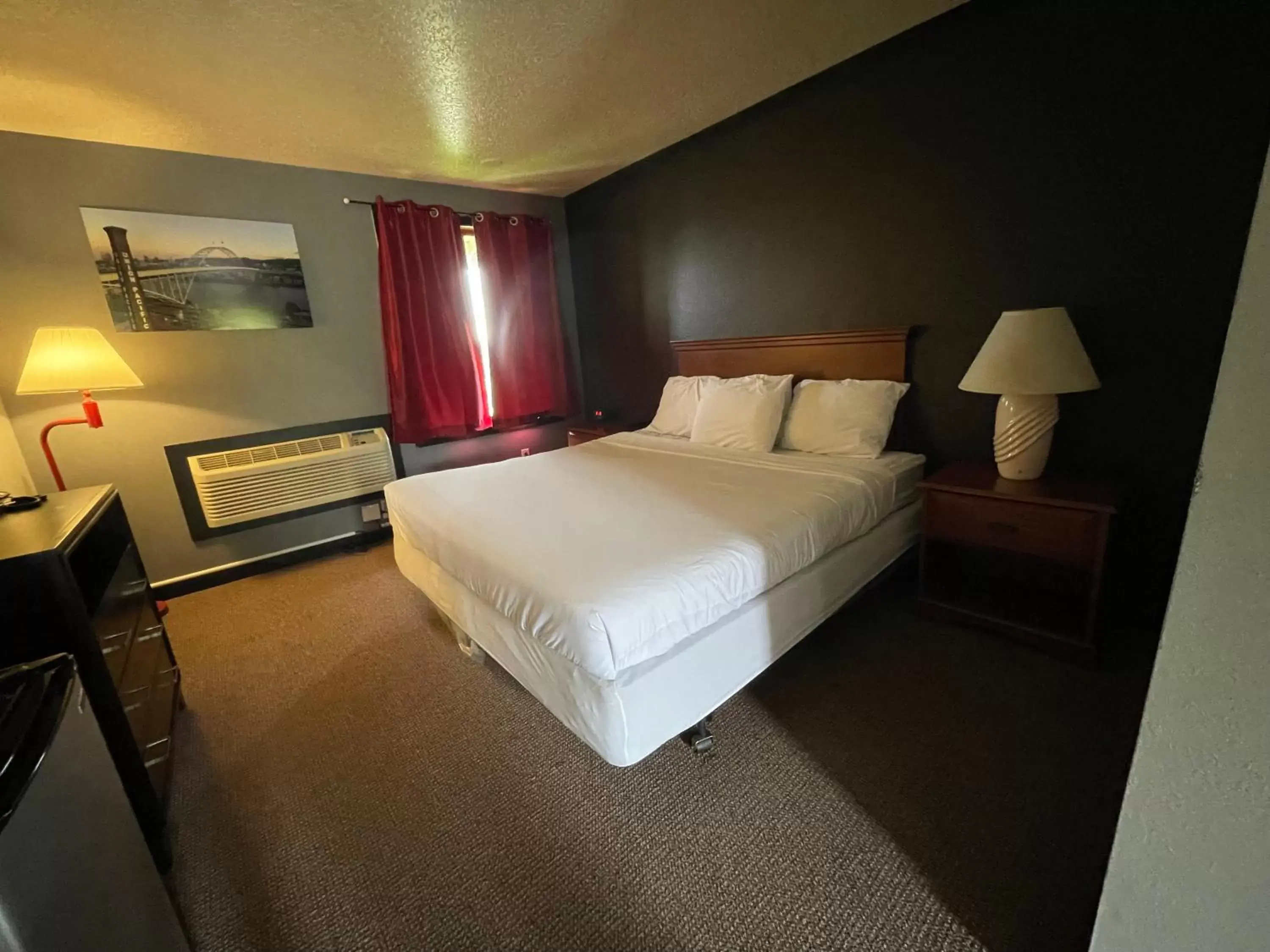 Bedroom, Bed in Sunnyside Inn and Suites