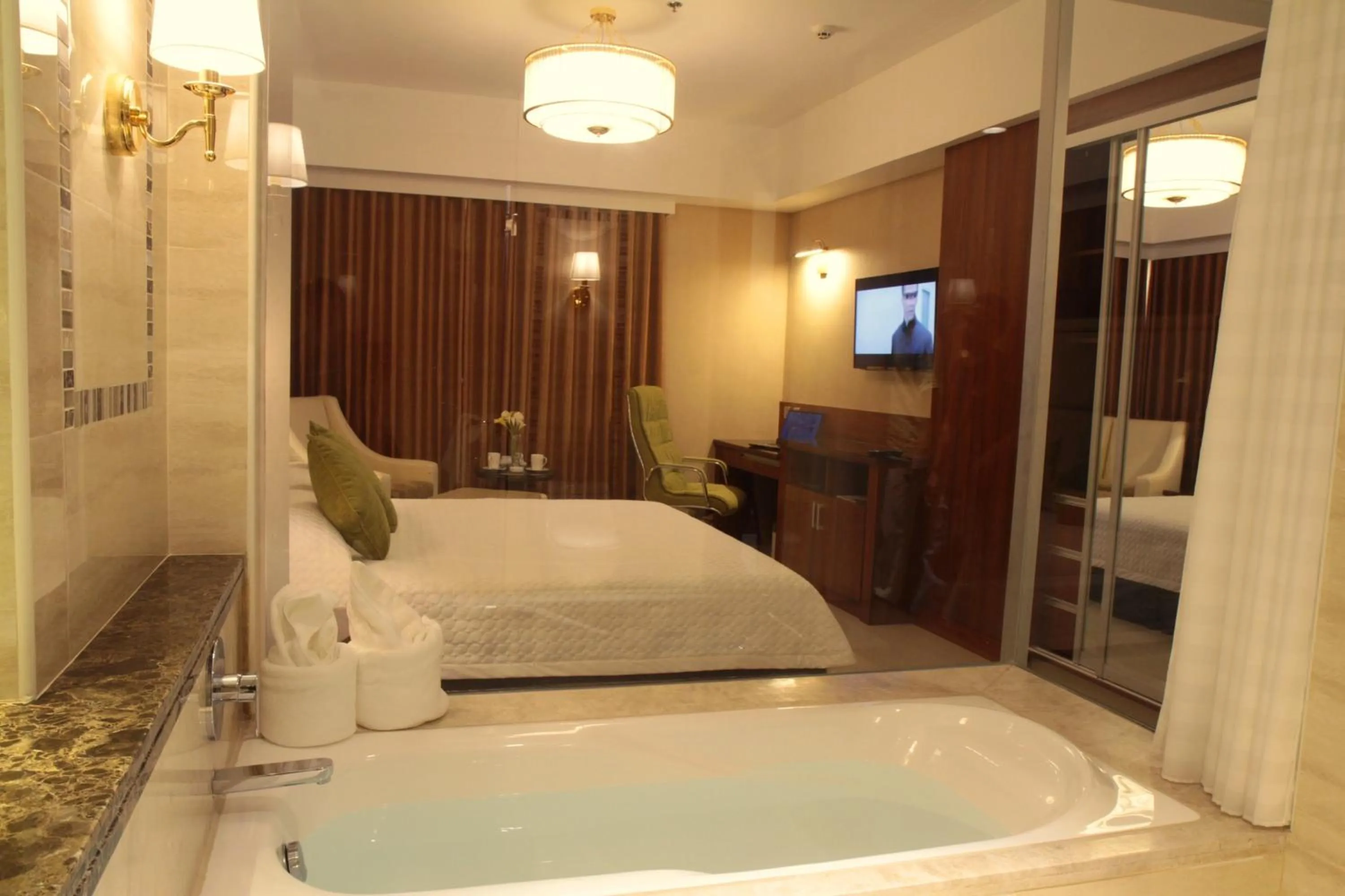 Bathroom, Bed in Central Park Tower Resort