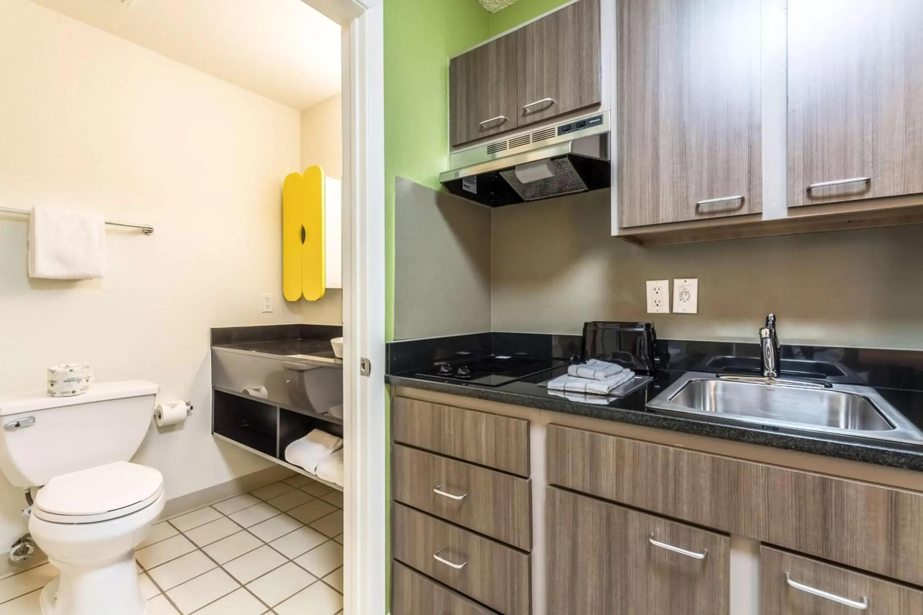 Toilet, Kitchen/Kitchenette in Studio 6-Dallas, TX - Northwest