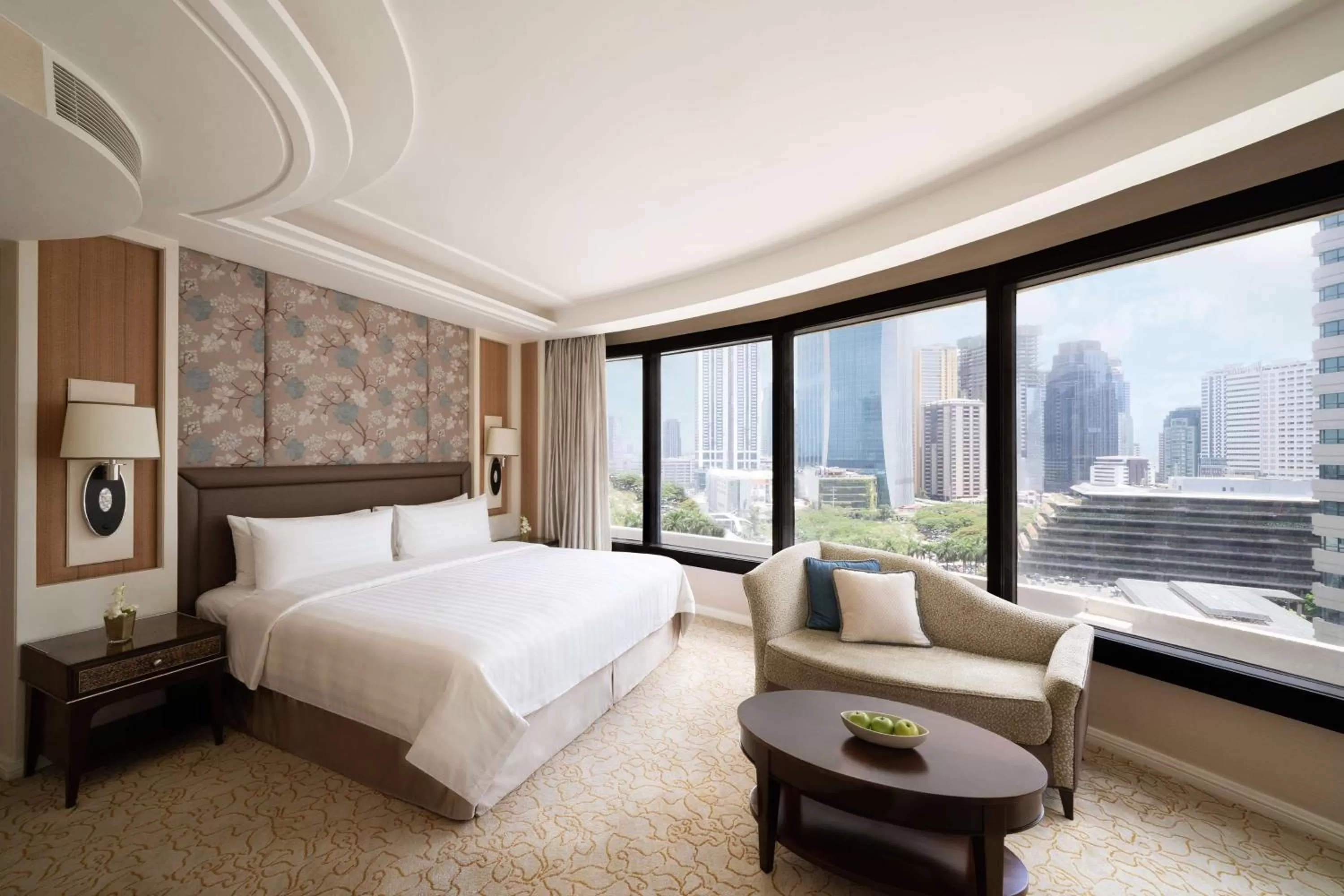 Bedroom, Bed in Edsa Shangri-La, Manila