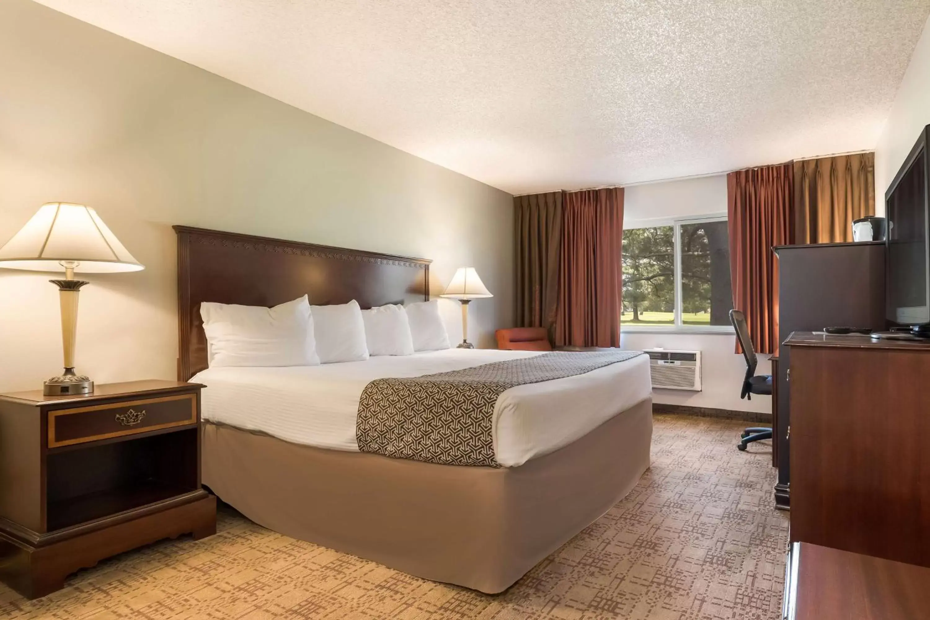 Bedroom, Bed in SureStay Hotel by Best Western Thomson