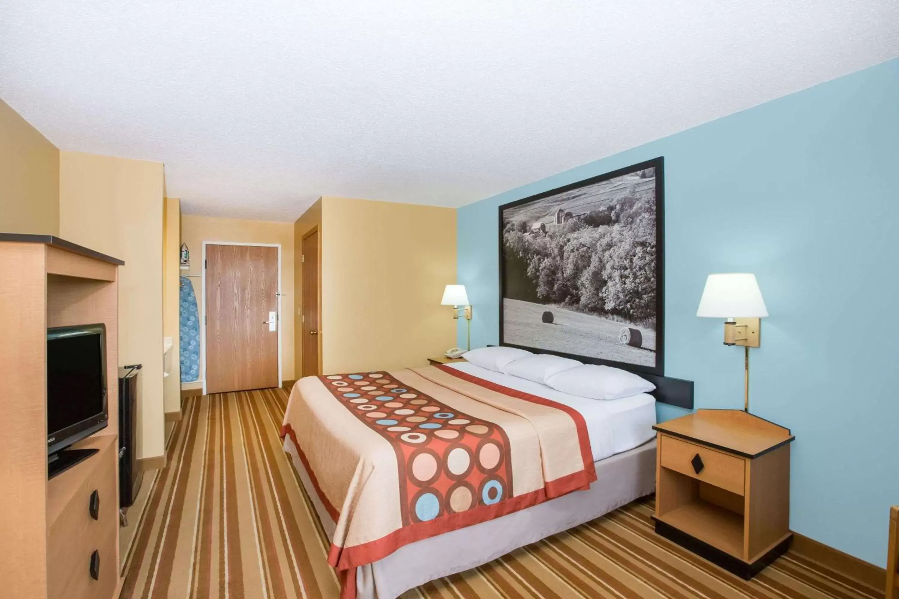 Photo of the whole room, Bed in Super 8 by Wyndham Clarinda