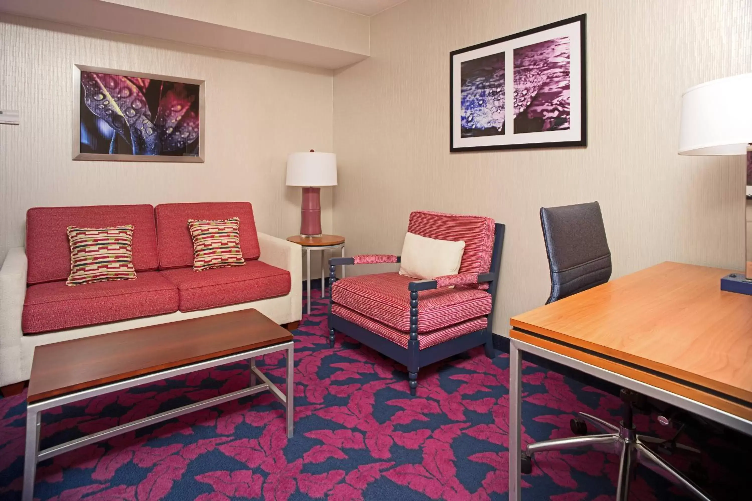 Living room, Seating Area in SpringHill Suites by Marriott Virginia Beach Oceanfront