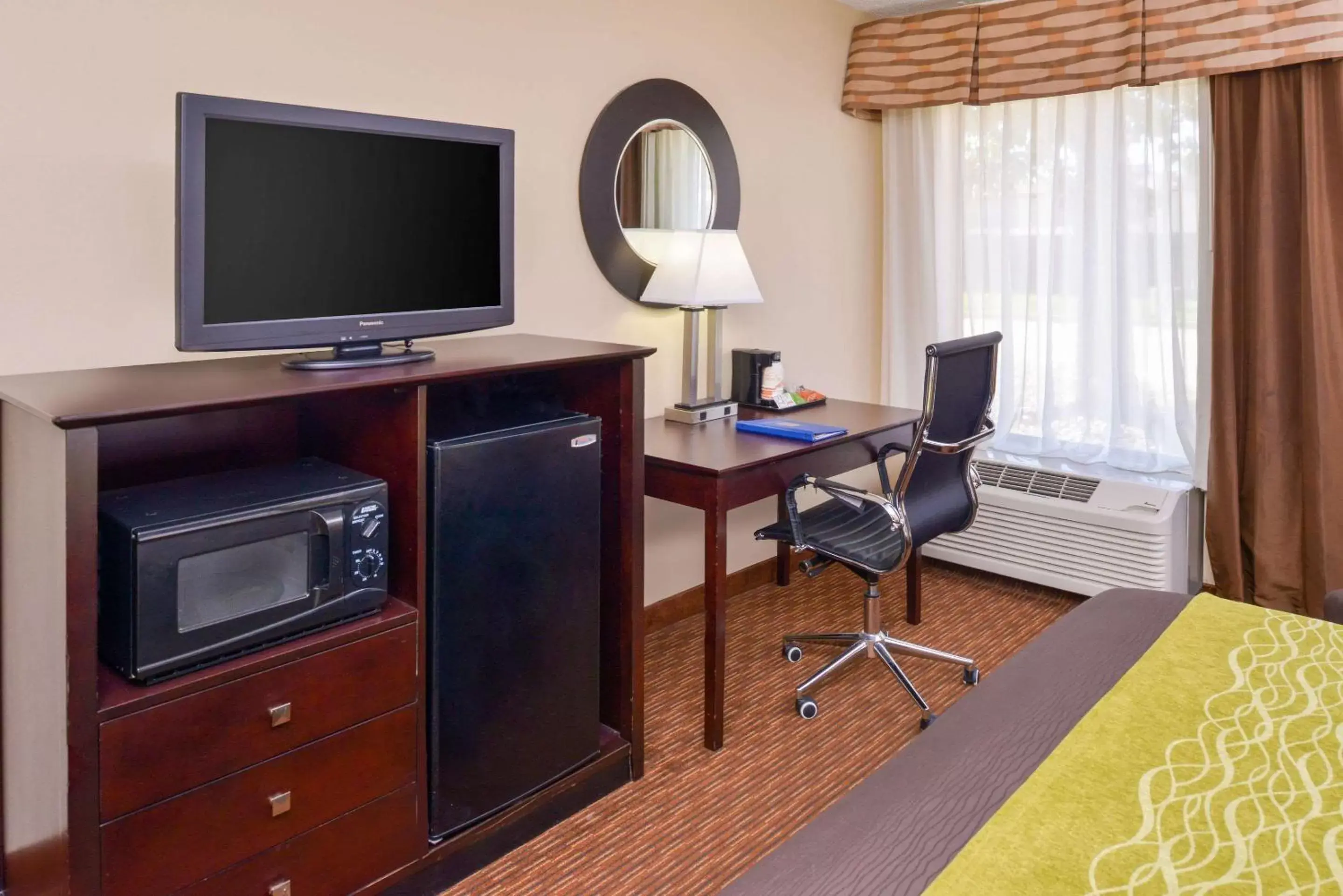 Photo of the whole room, TV/Entertainment Center in Comfort Inn and Suites Joplin