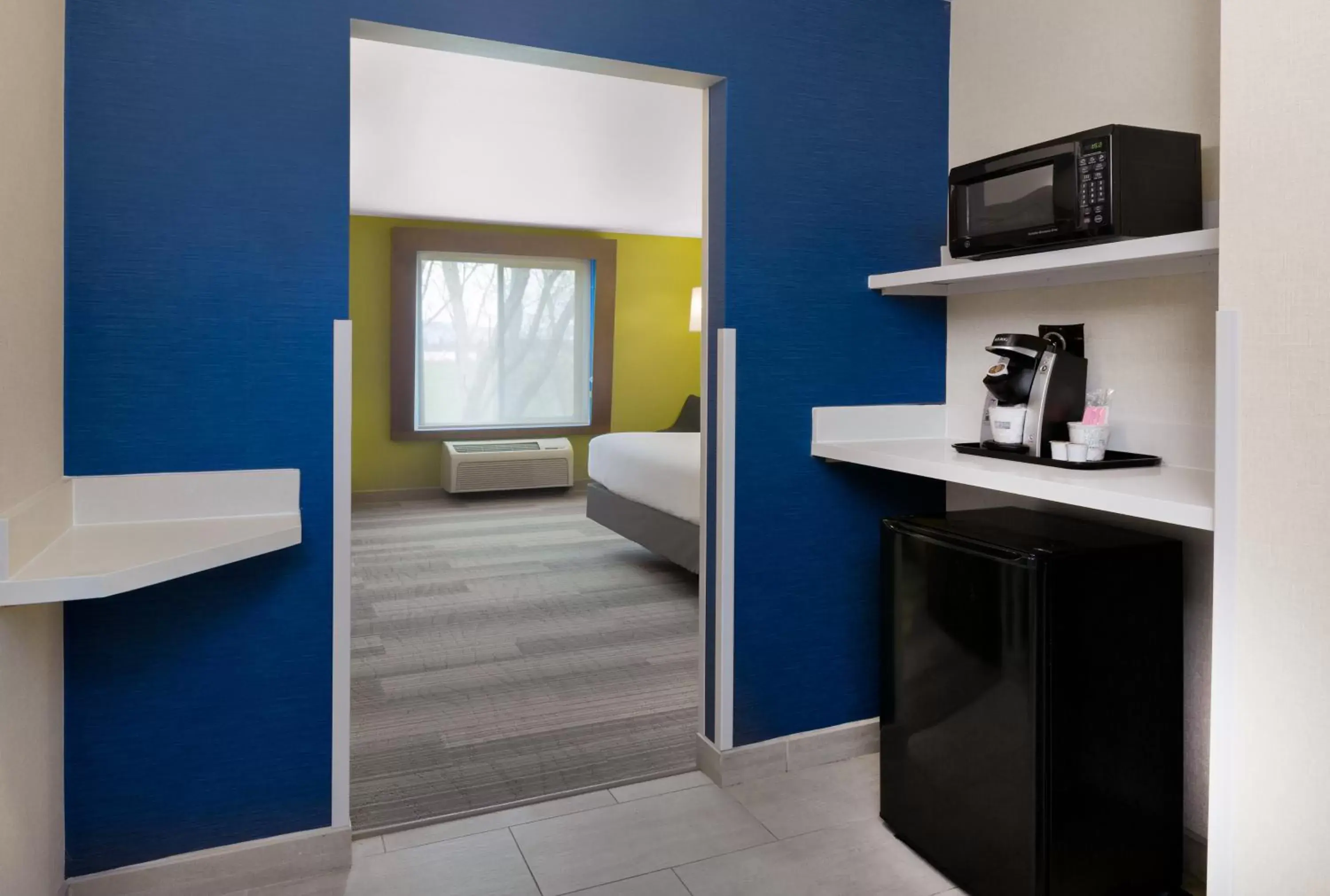 Photo of the whole room, Kitchen/Kitchenette in Holiday Inn Express Ellensburg, an IHG Hotel