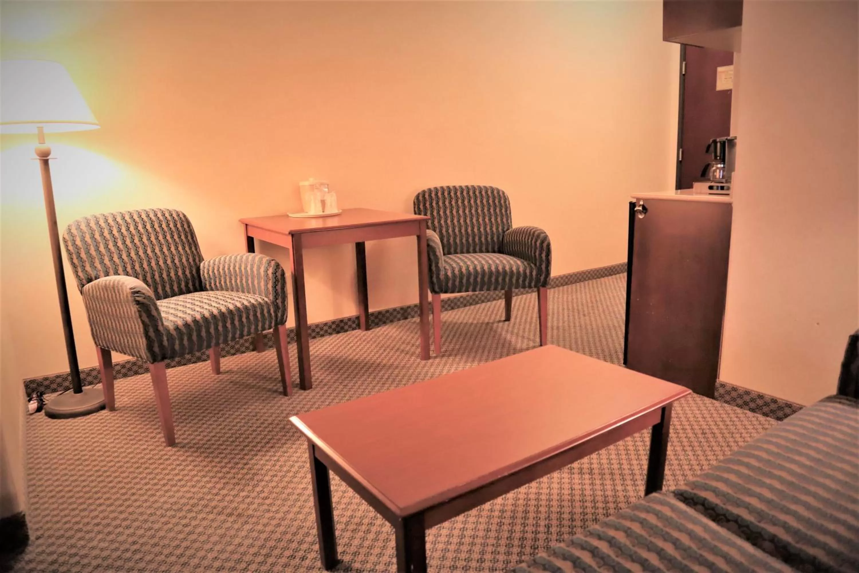 Seating area in Oasis Inn & Suites 29 Palms Hotel Joshua Tree National Park