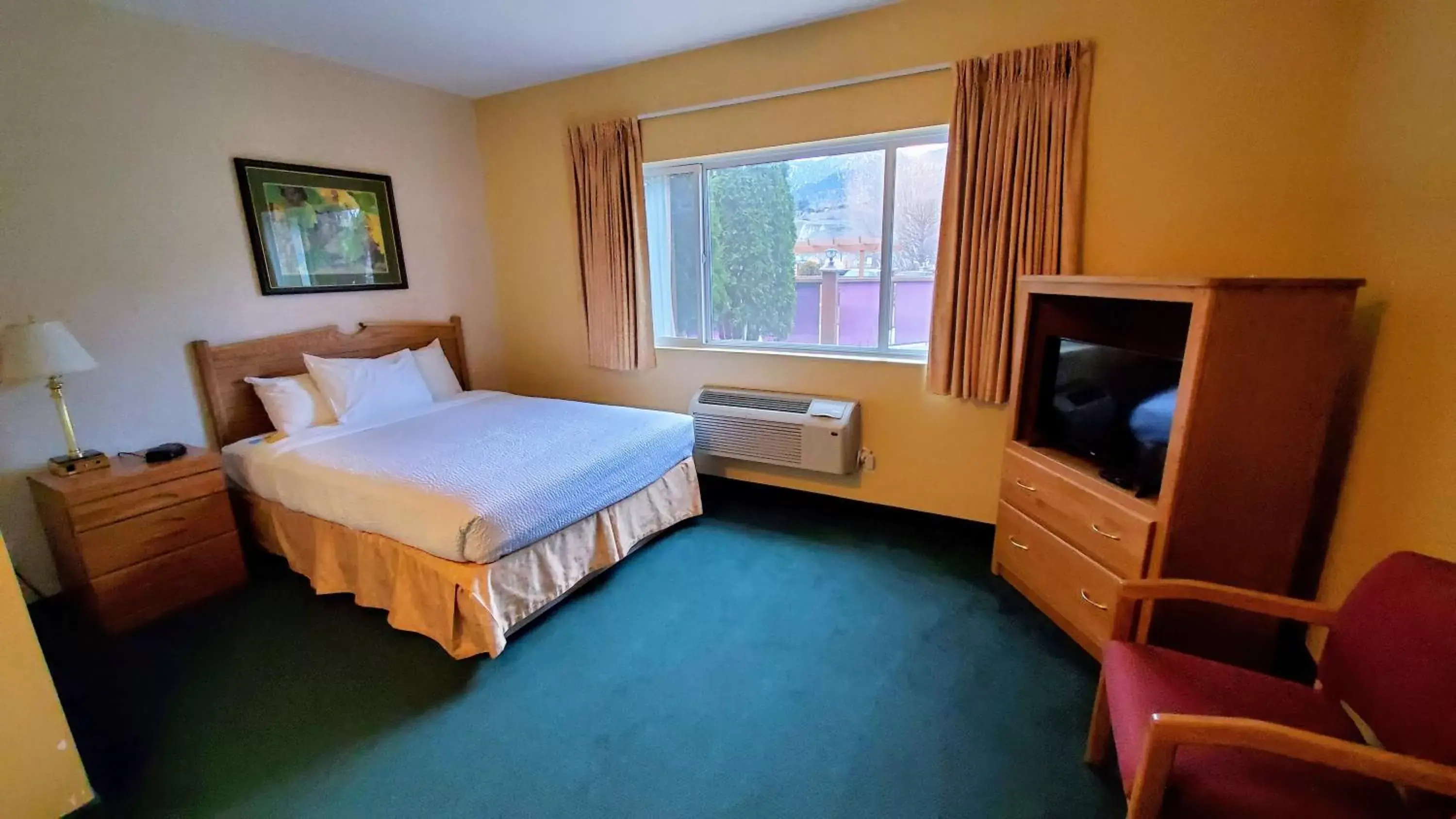 Photo of the whole room, Bed in Days Inn by Wyndham Penticton Conference Centre