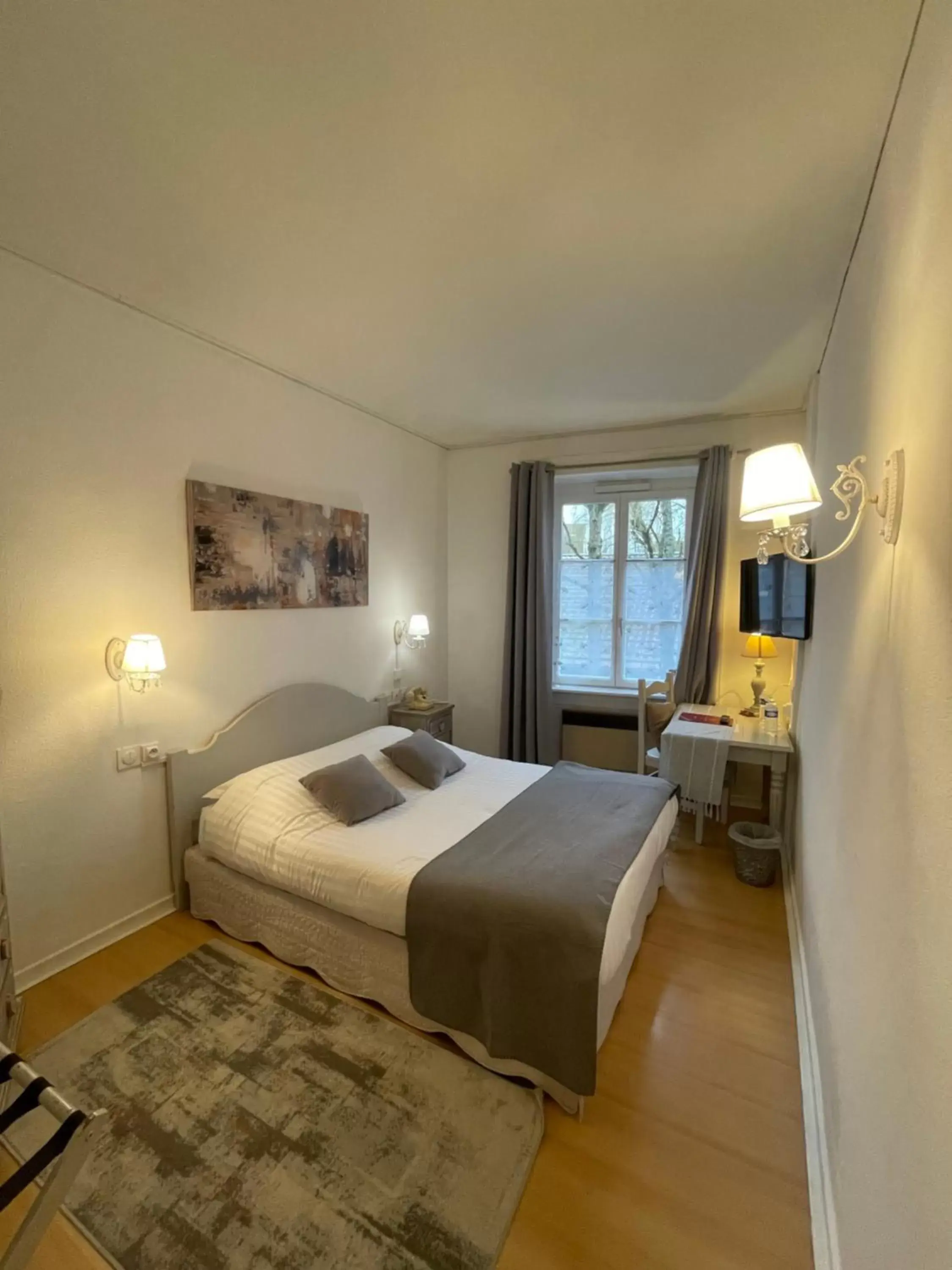 Bedroom, Bed in The Originals City, Hôtel de la Balance, Montbéliard