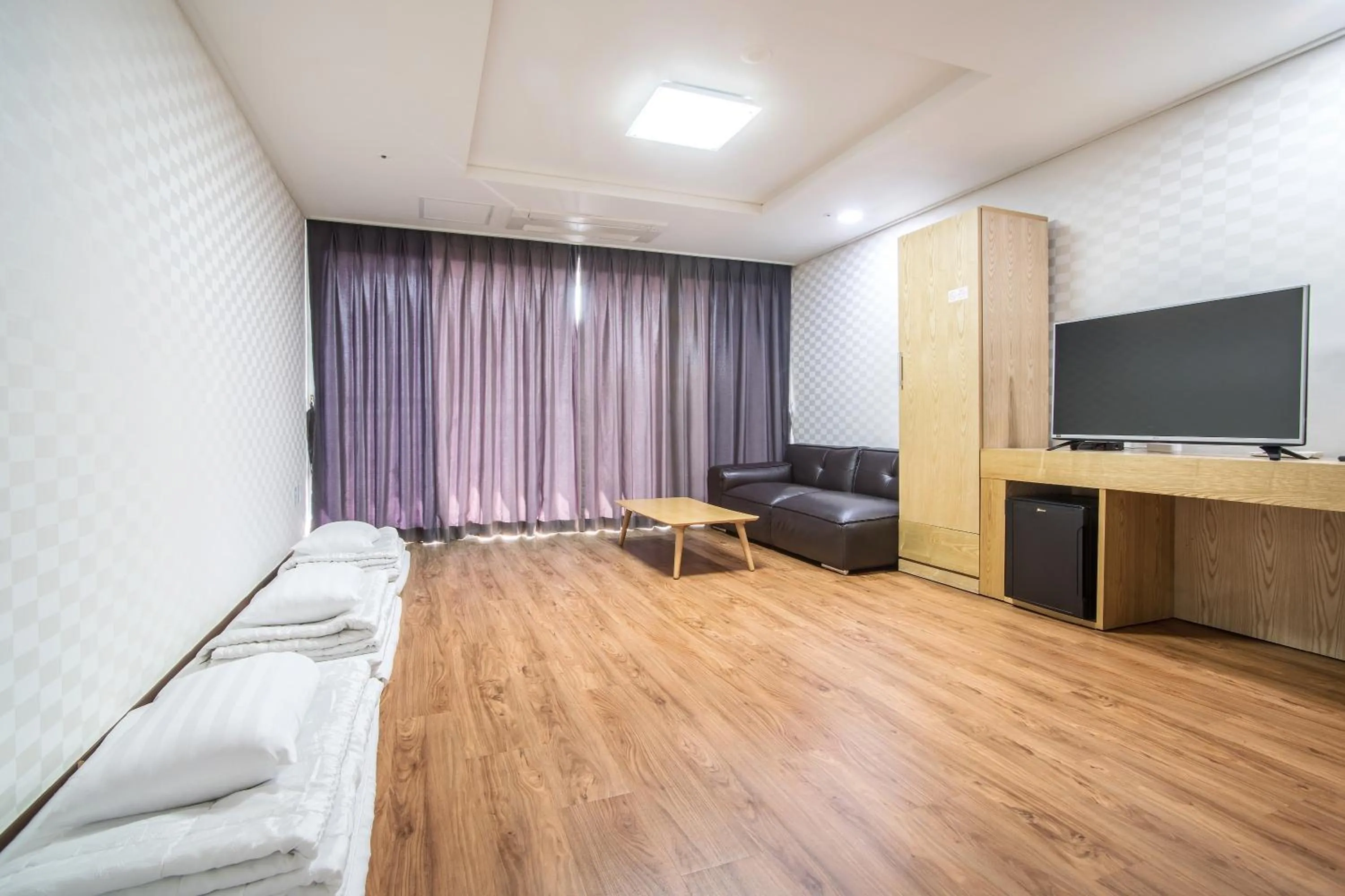 Bedroom, Bed in Breeze Bay Hotel