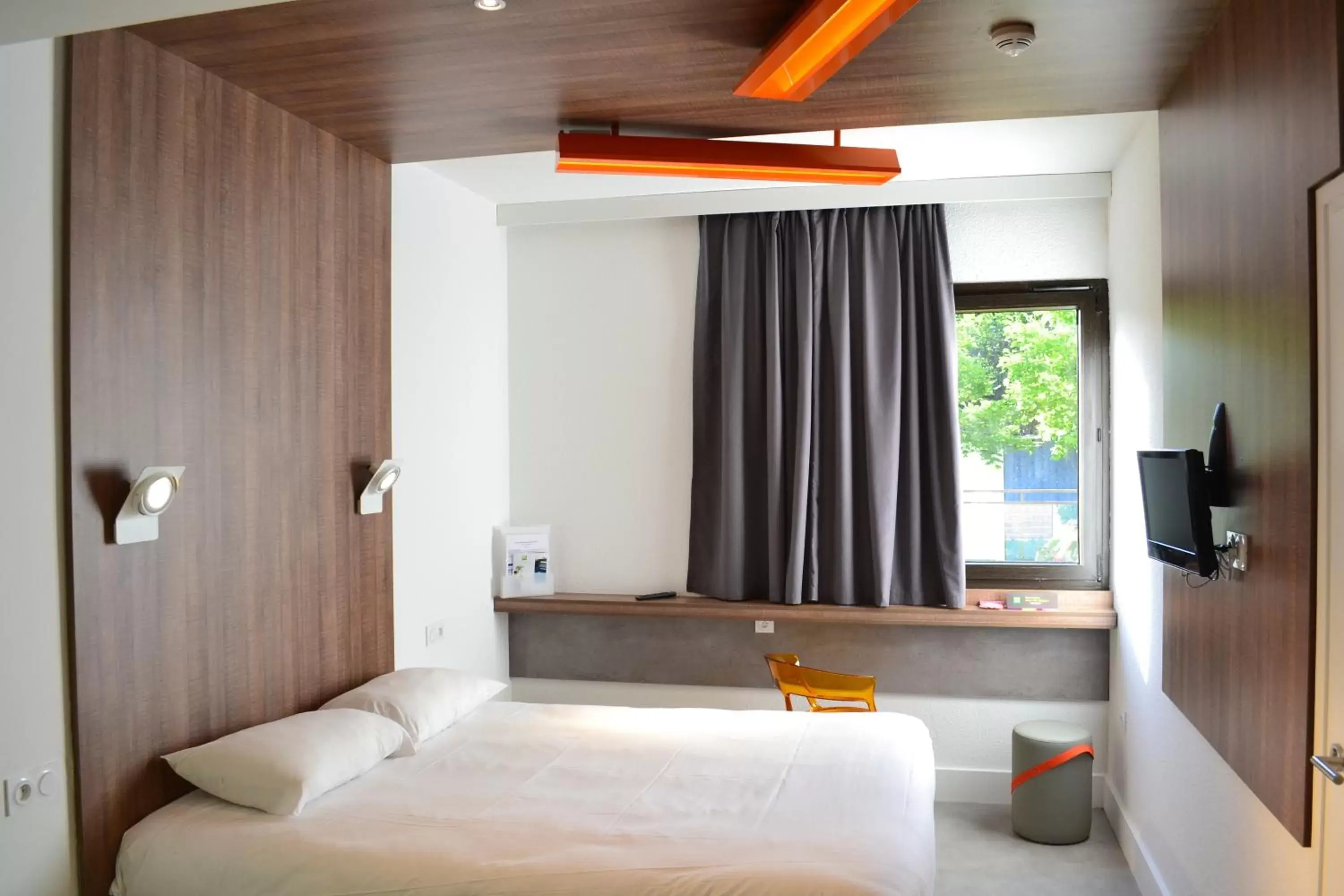 Bedroom, Bed in ibis Styles Niort Poitou Charentes