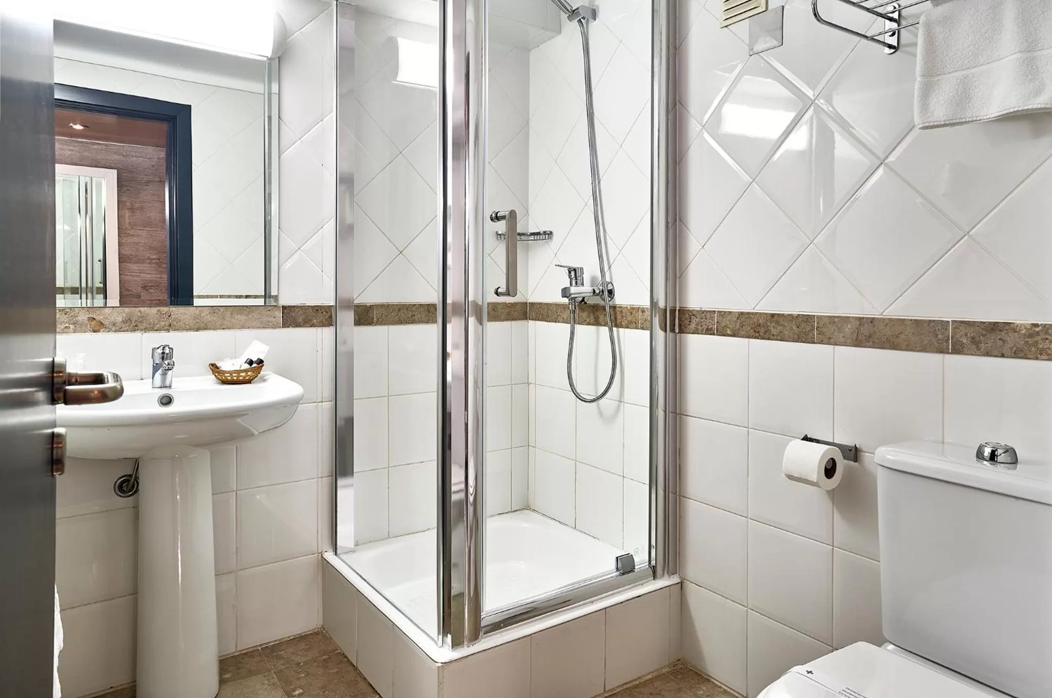 Bathroom in Galeria Suite Hotel