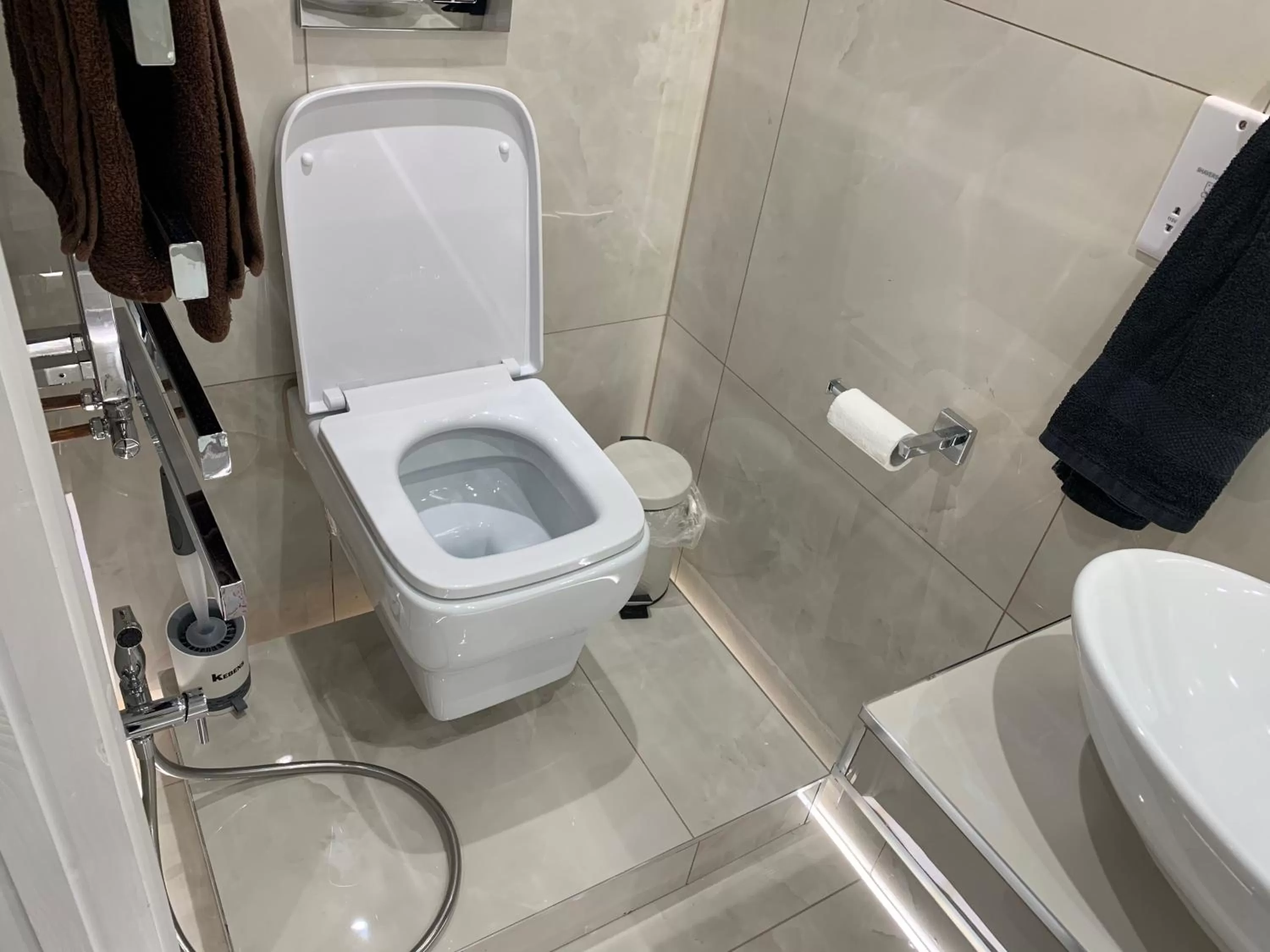 Toilet, Bathroom in Double Bedroom w Ensuite Bathroom Near Grand Union Canal for Family and Friends