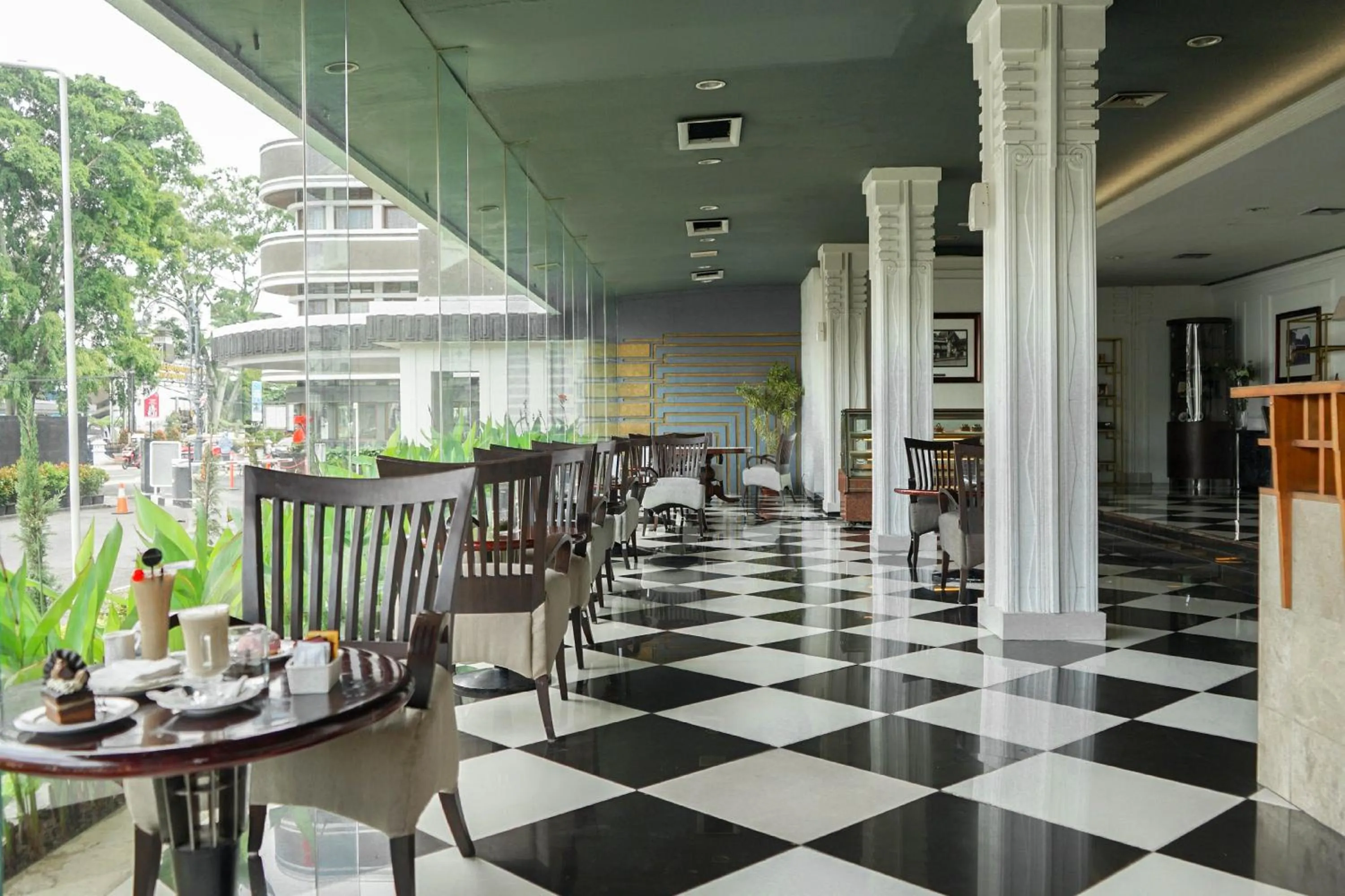 Restaurant/places to eat in Hotel Savoy Homann