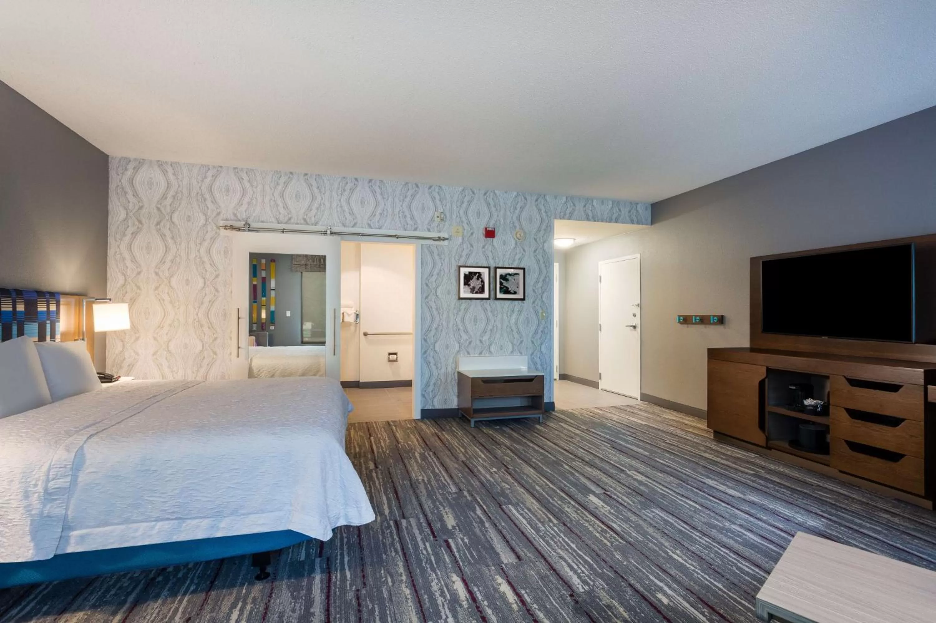 Bedroom, Bed in Hampton Inn & Suites Herndon-Reston