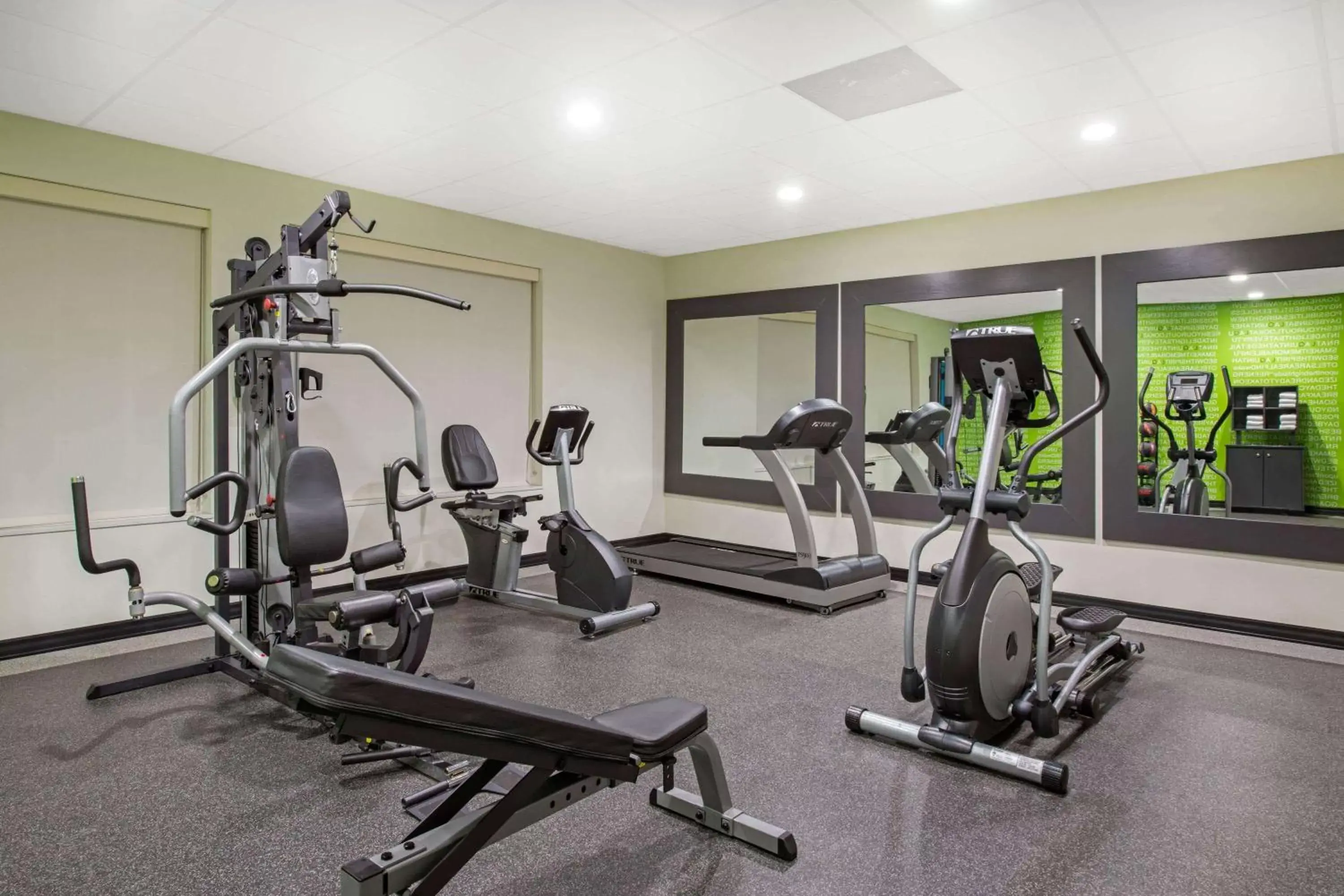 Fitness centre/facilities, Fitness Center/Facilities in La Quinta by Wyndham Lake Charles - Westlake