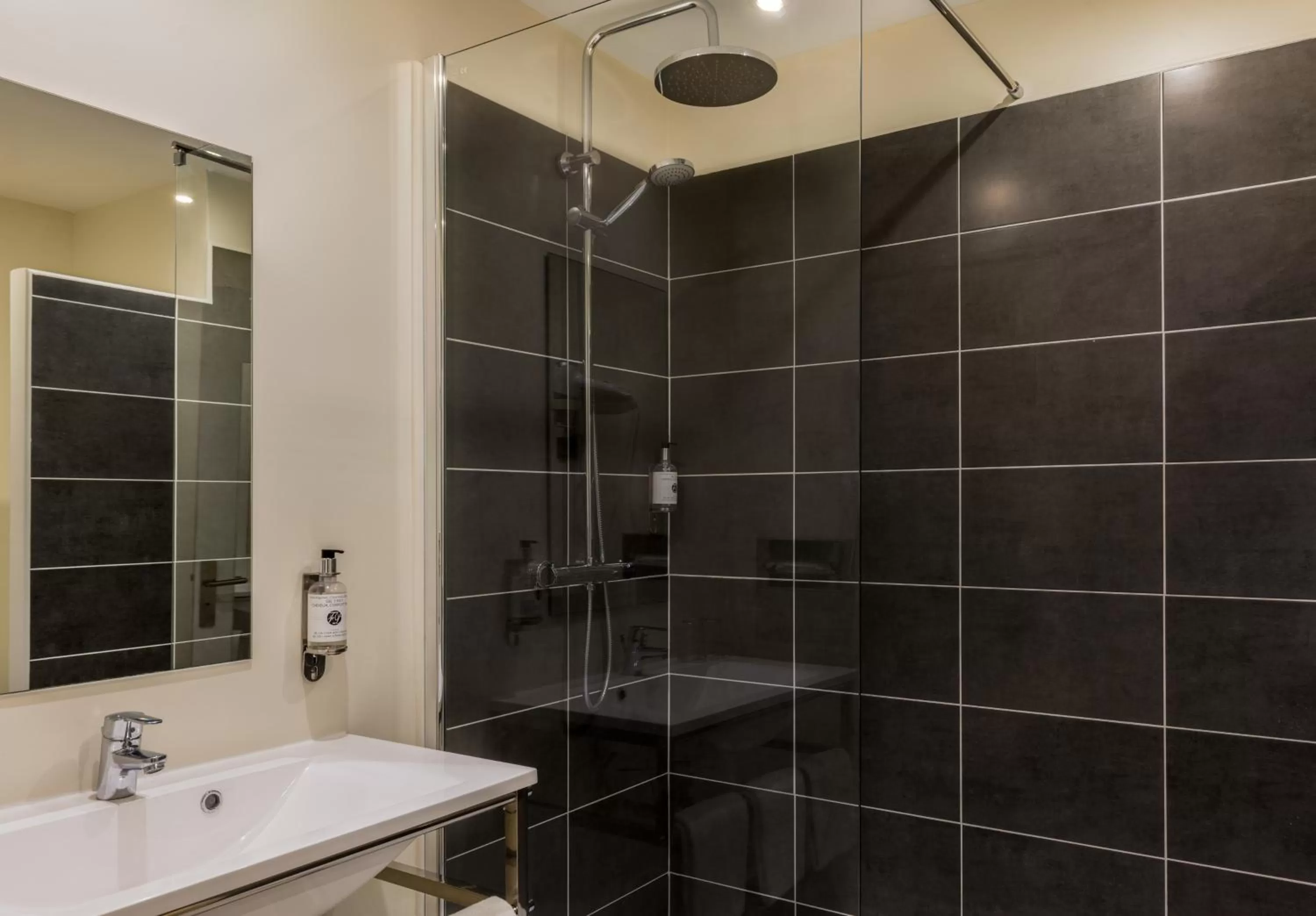 Shower in Best Western Hotel le Galice Aix-en-Provence