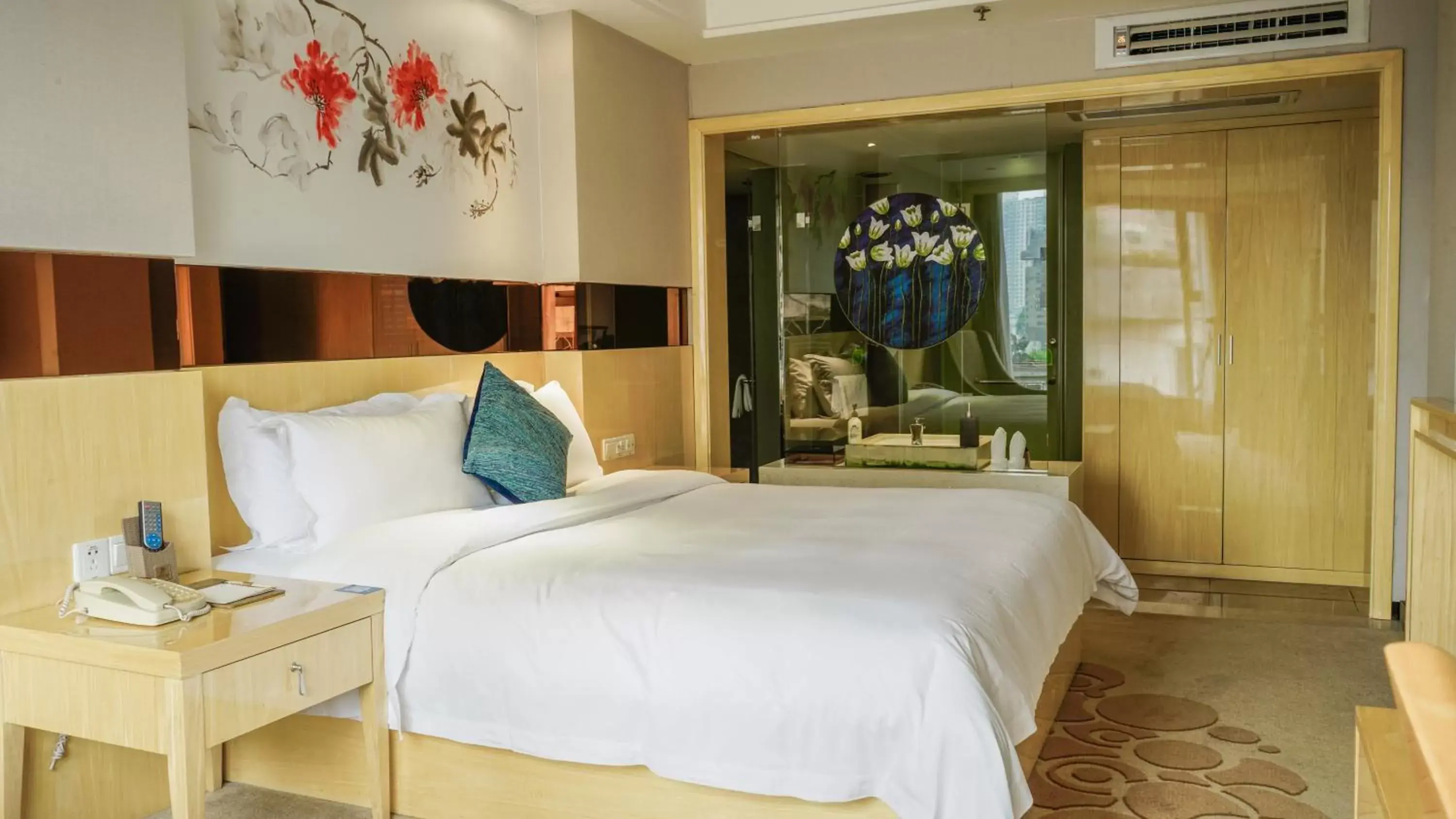 Photo of the whole room, Bed in Paco Hotel Ouzhuang Metro Guangzhou-Free shuttle to Canton fair