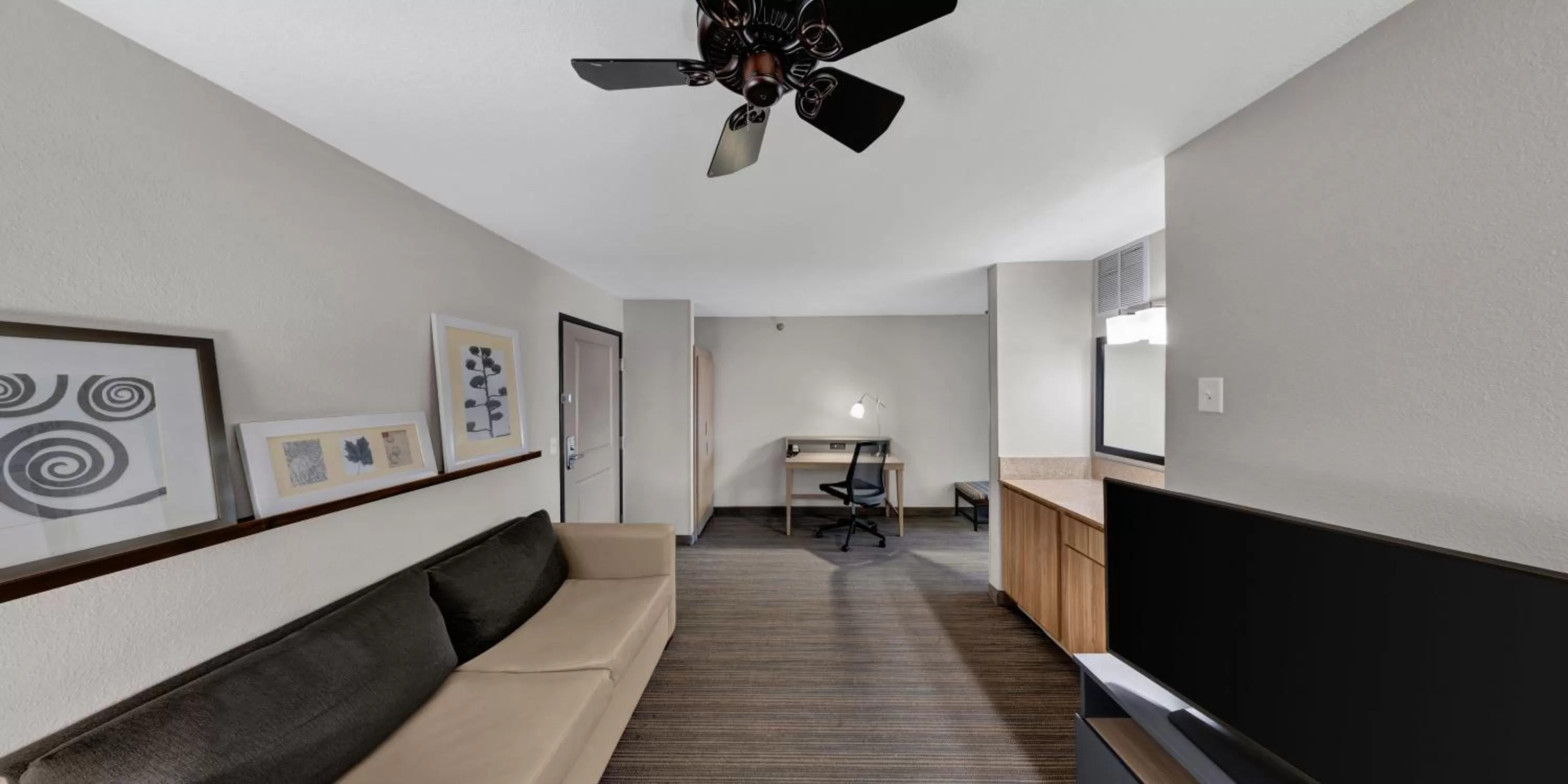 Seating area in Country Inn & Suites by Radisson, Fargo, ND