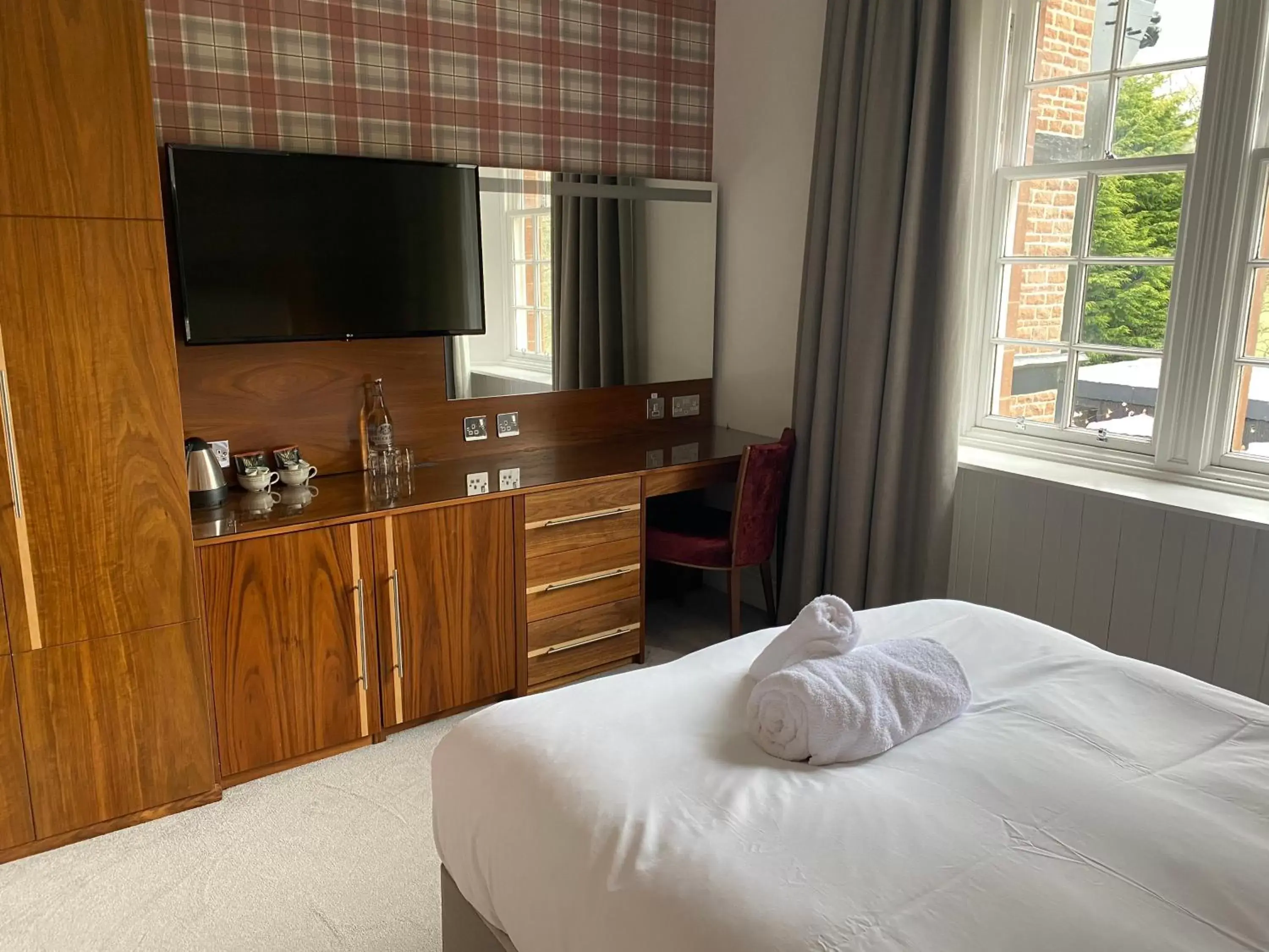 Bedroom, TV/Entertainment Center in The Craigie Hotel