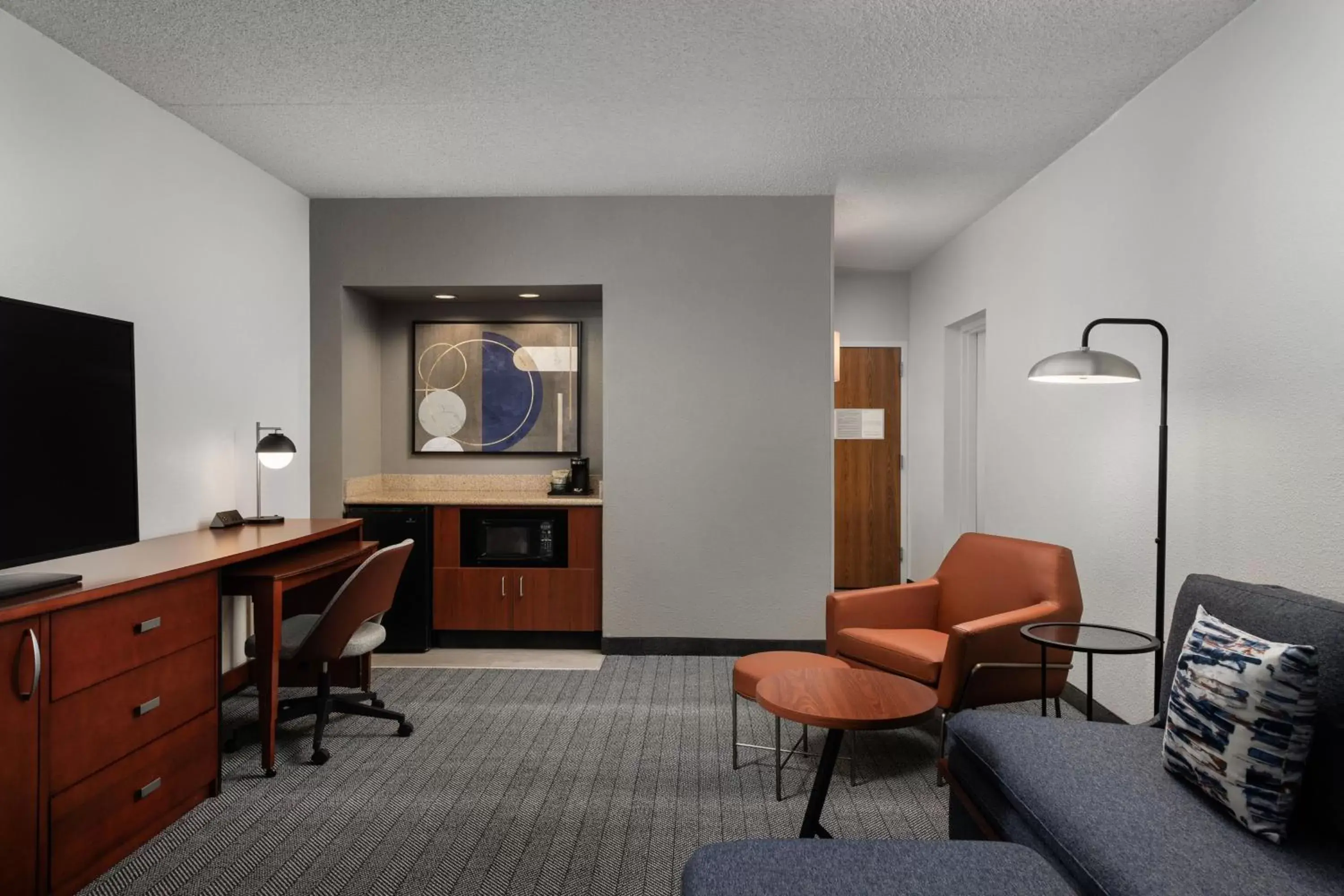 Living room, TV/Entertainment Center in Courtyard by Marriott Denver Central Park