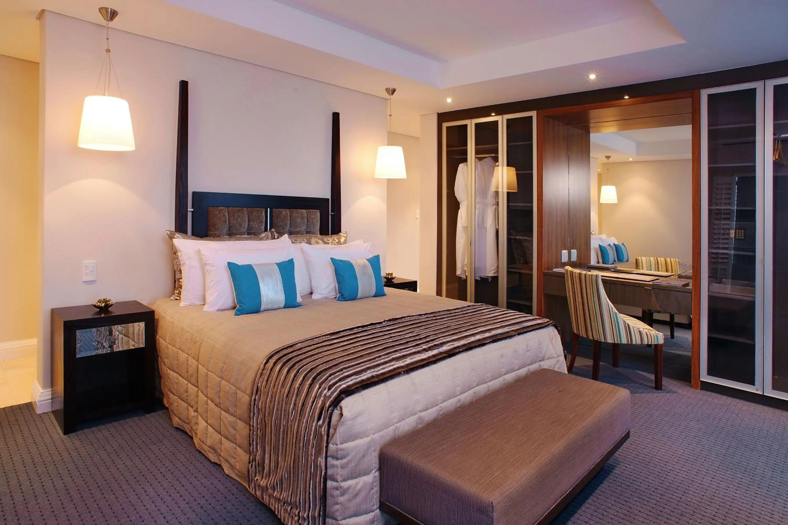 Photo of the whole room in Isango Gate