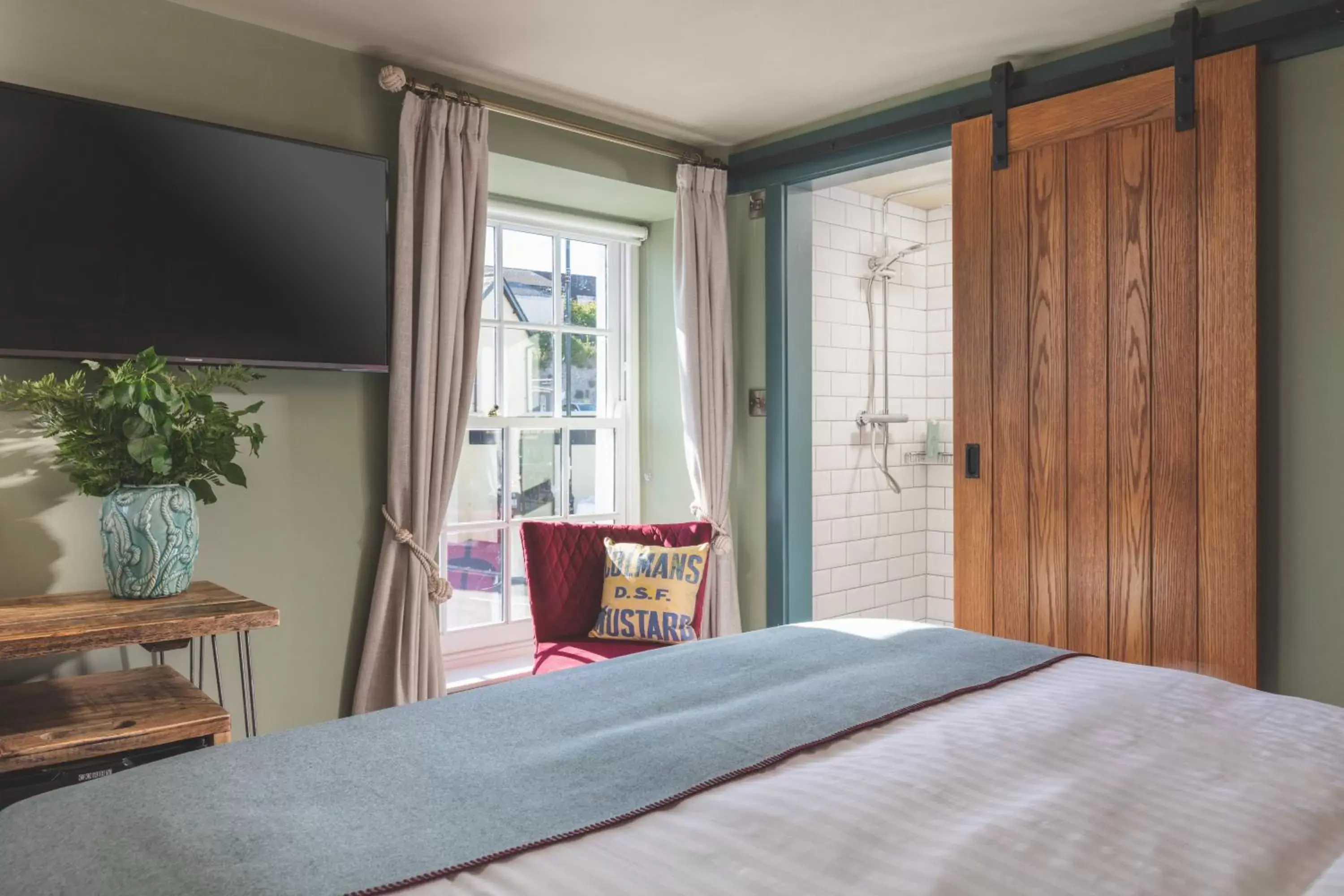 Bedroom, Bed in Rock Point Inn