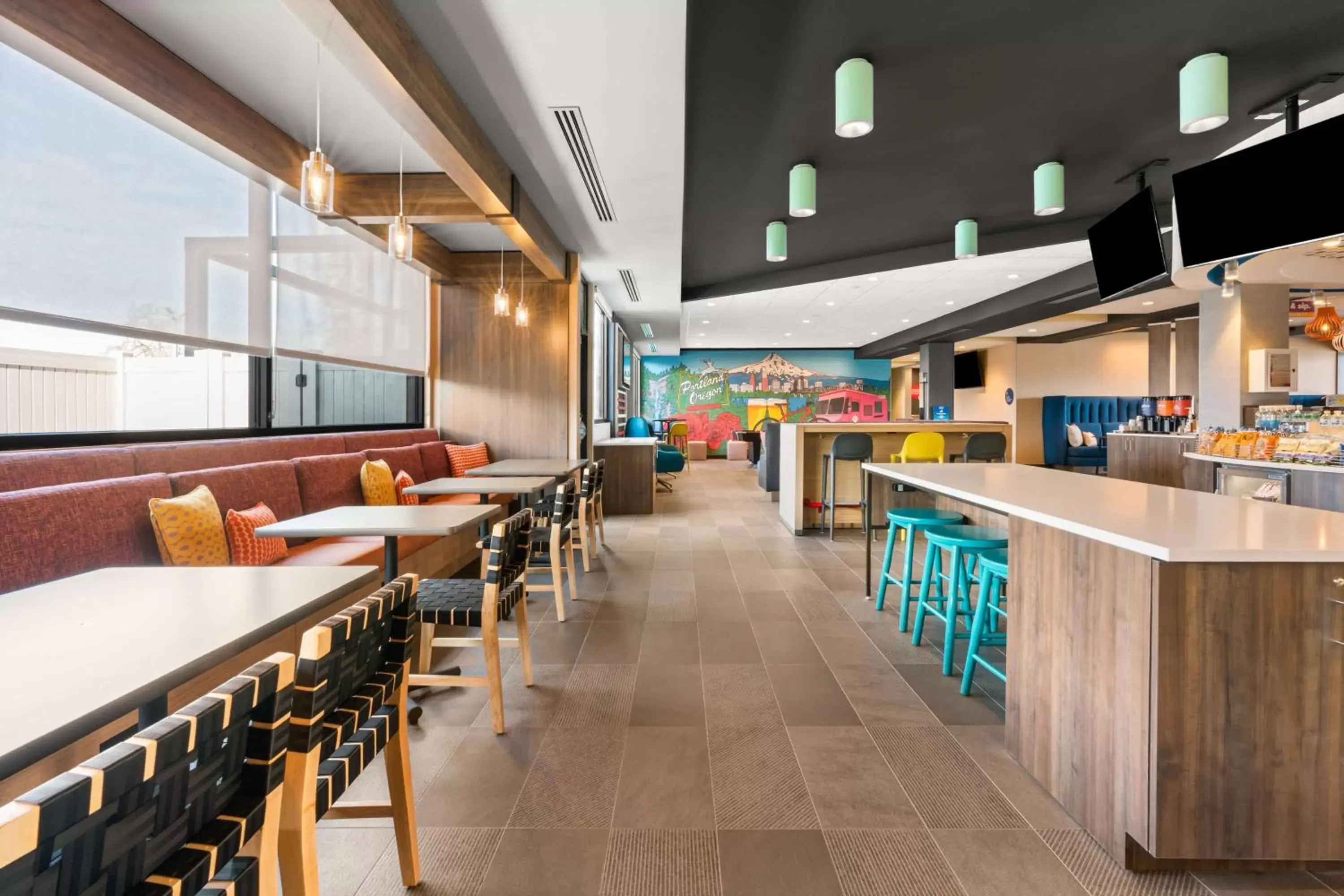 Breakfast, Lounge/Bar in Tru By Hilton Portland Airport, Or