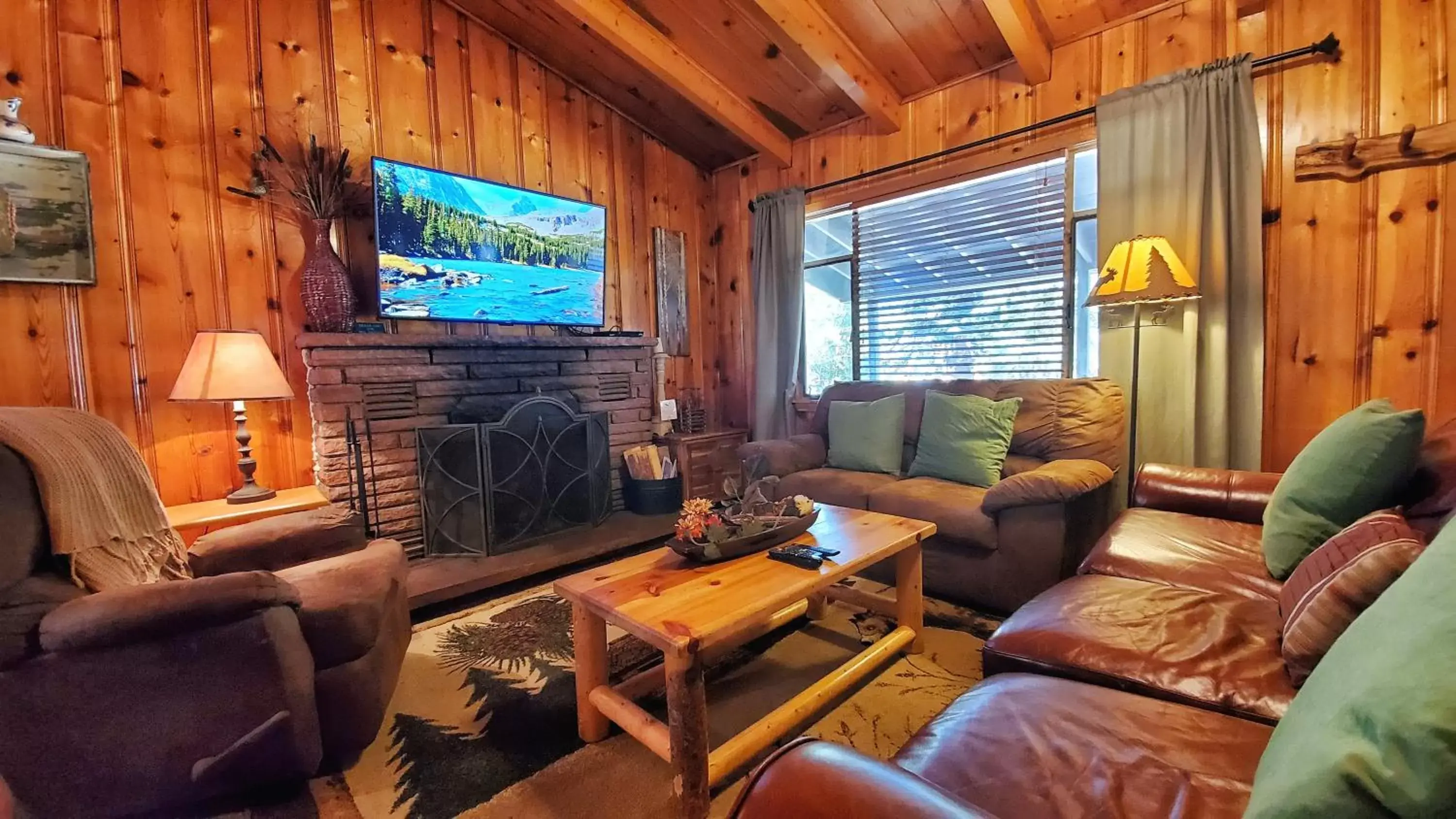 Communal lounge/ TV room, Seating Area in The Inn on Fall River & Fall River Cabins