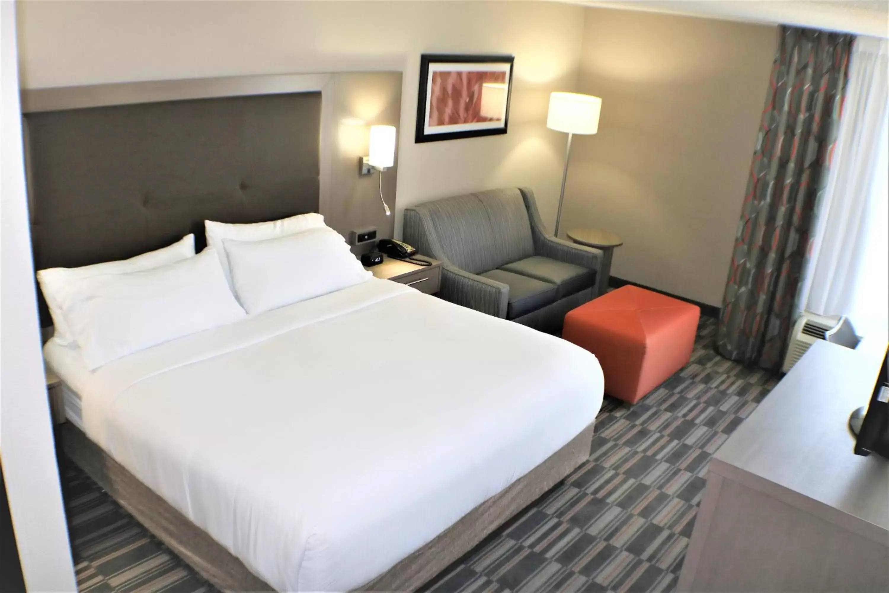 Photo of the whole room, Bed in Holiday Inn Express Woodstock-Shenandoah Valley, an IHG Hotel