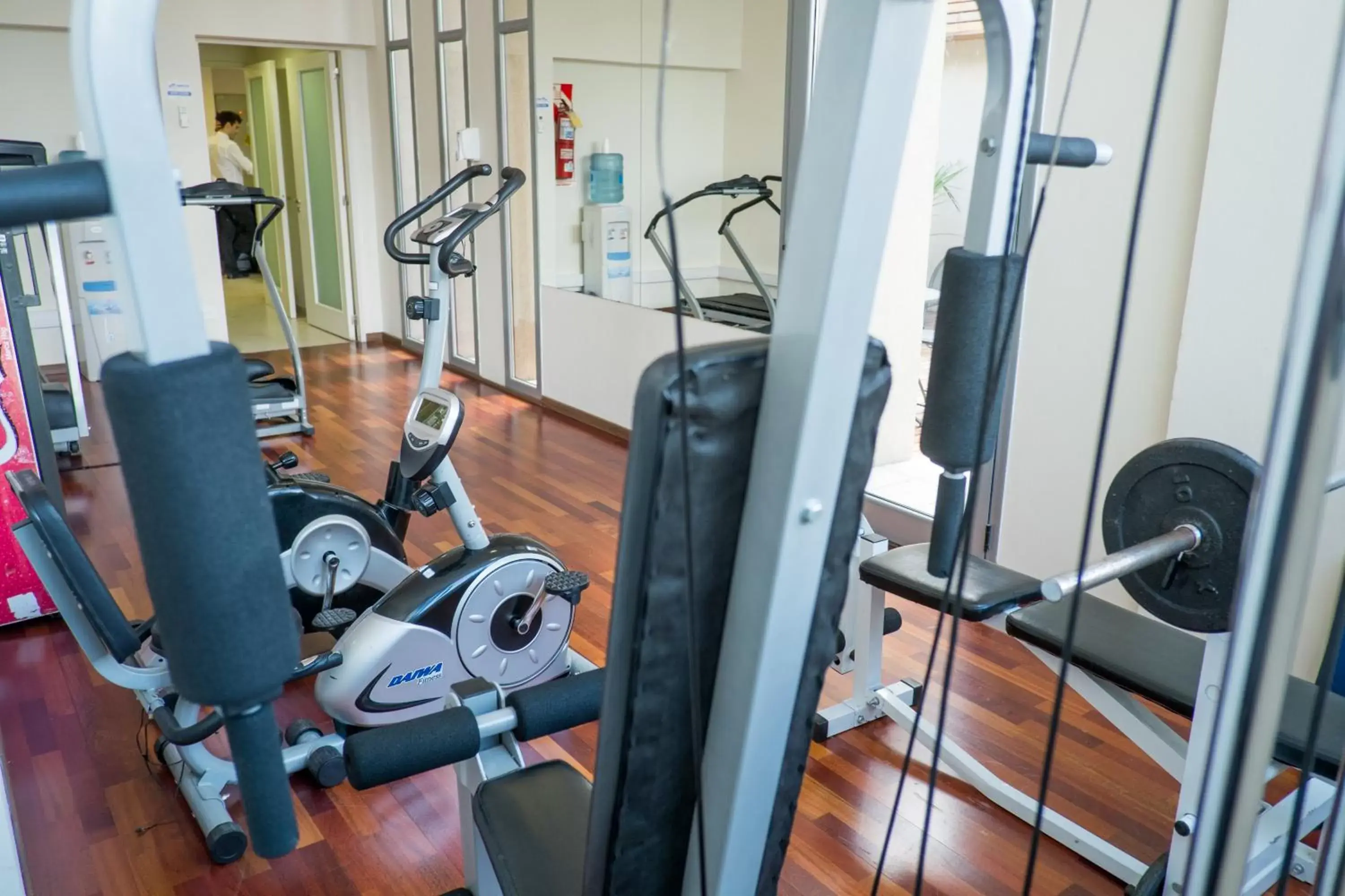 Fitness centre/facilities, Fitness Center/Facilities in Howard Johnson La Cañada Hotel & Suites