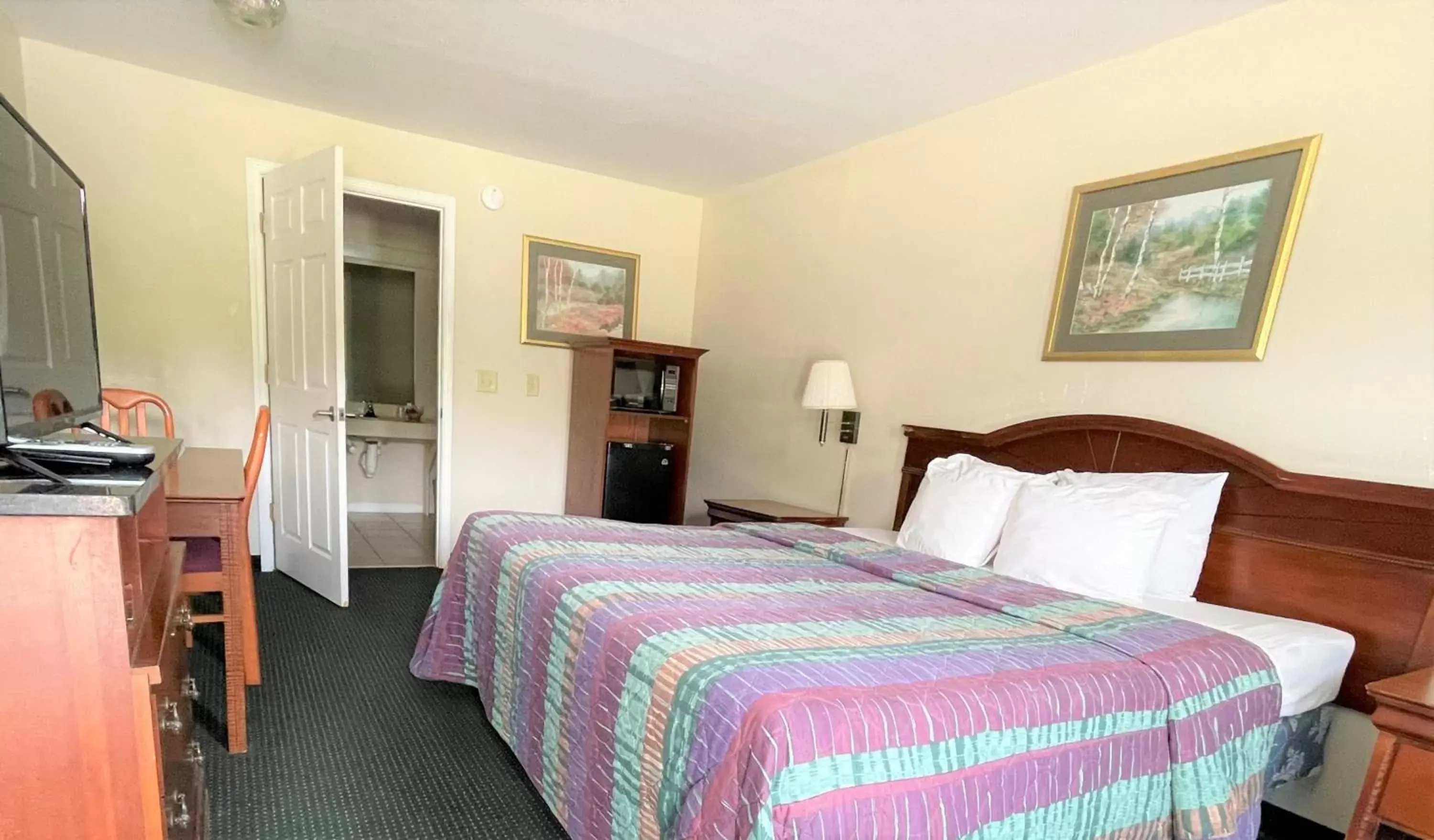 Photo of the whole room, Bed in Rodeway Inn