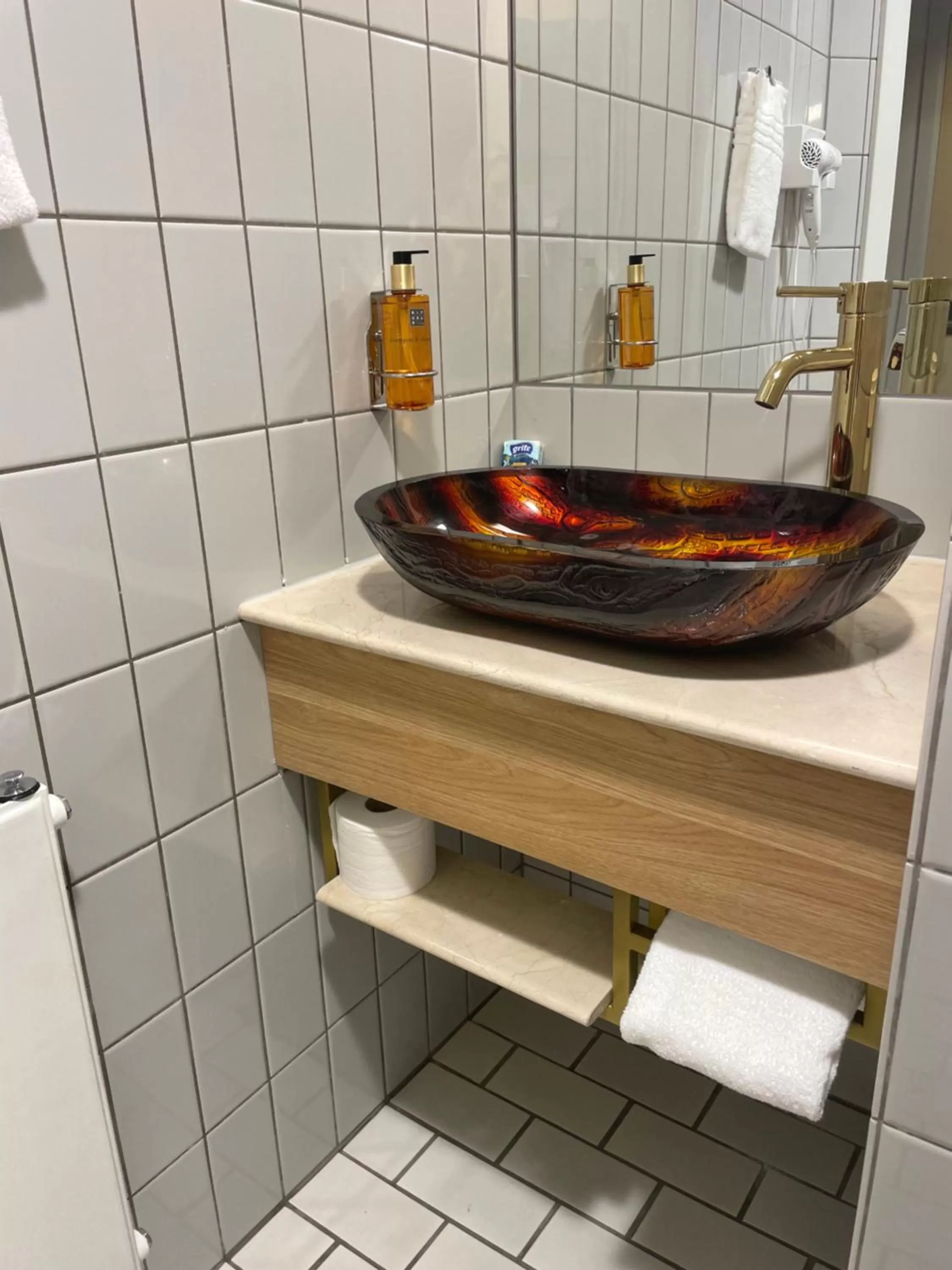 Bathroom in City Hotel Nattergalen