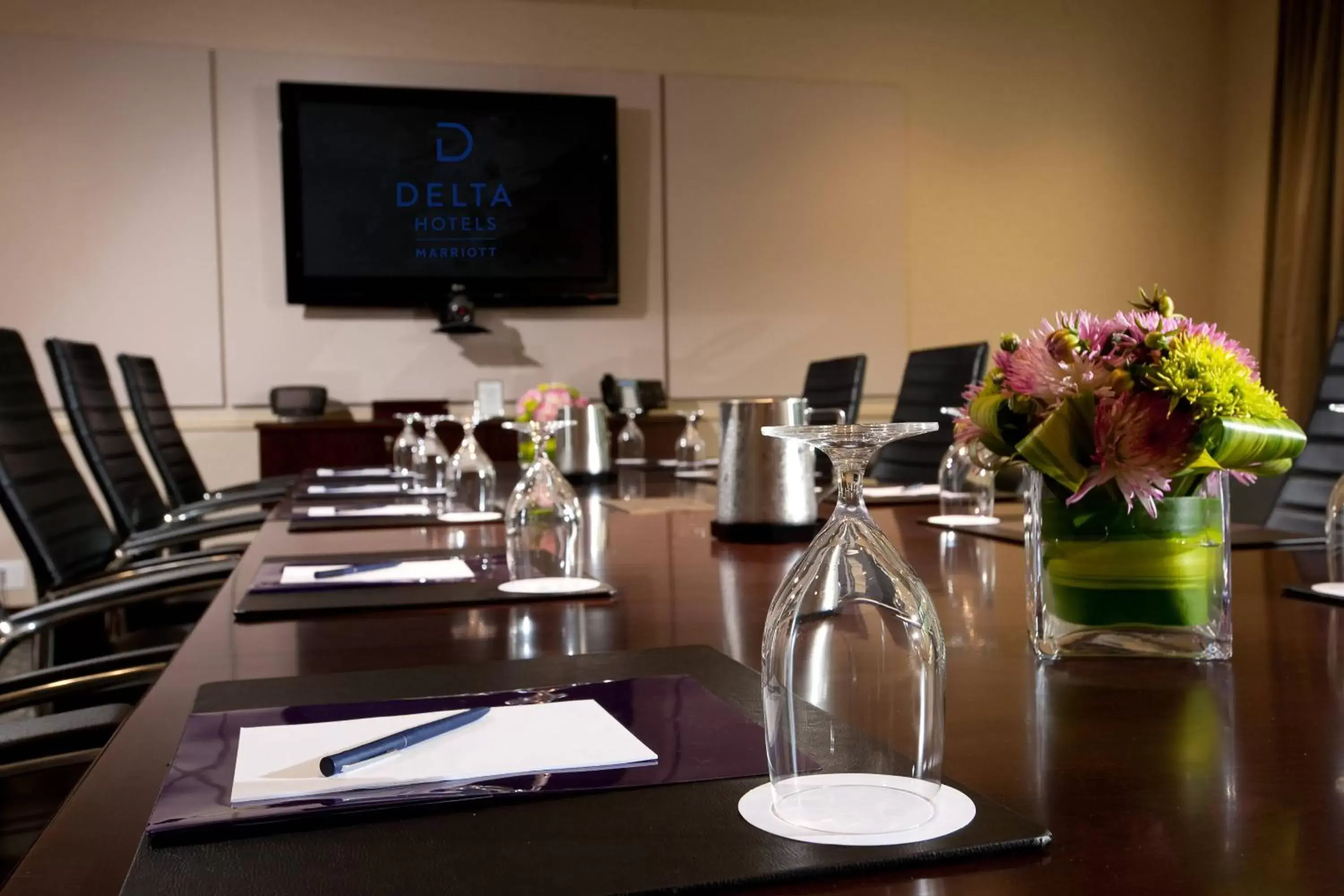 Meeting/conference room, Restaurant/Places to Eat in Delta Hotels by Marriott Burnaby Conference Centre