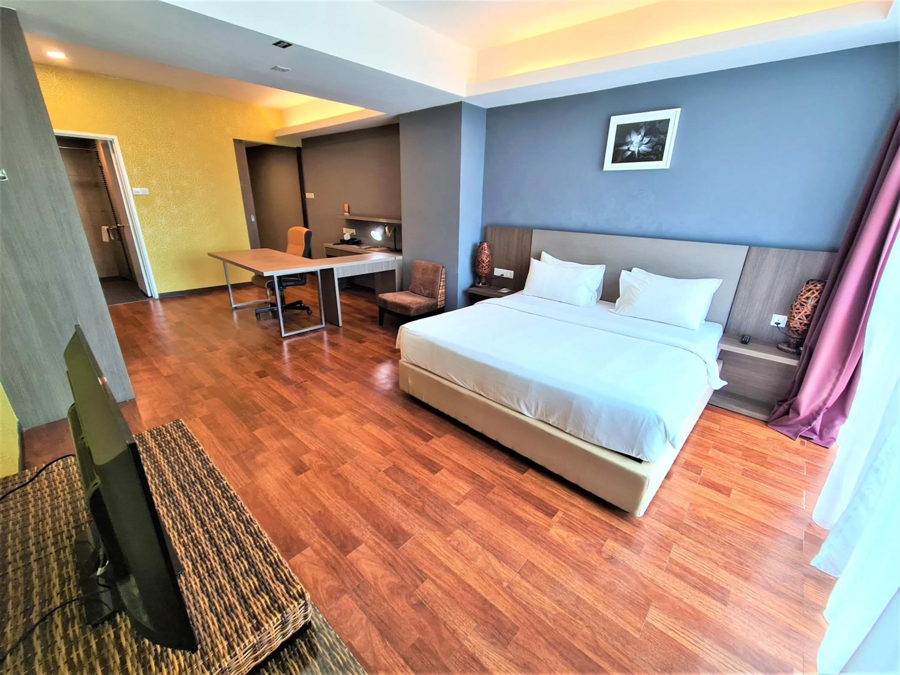 Bedroom, Bed in Nexus Regency Suites & Hotel