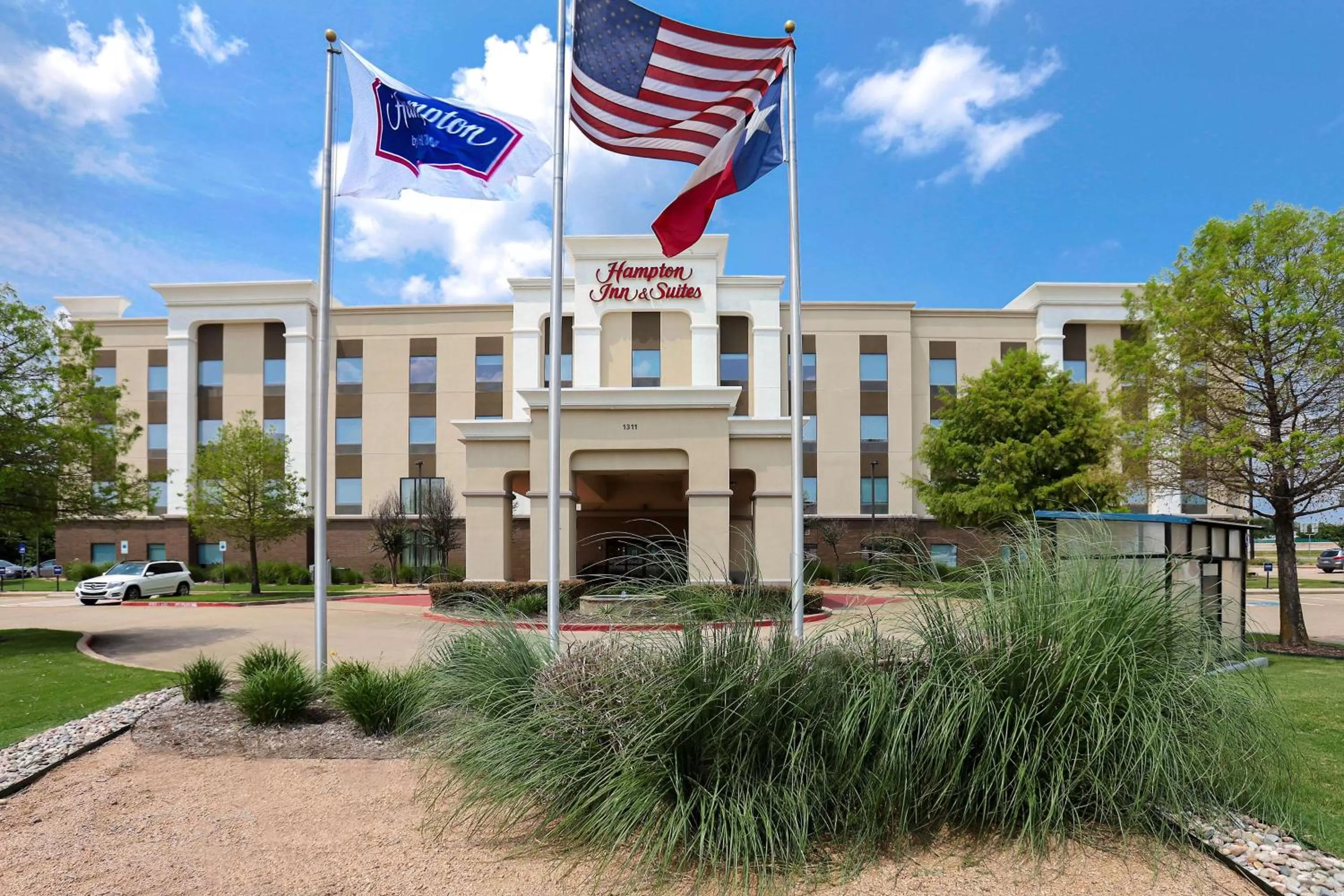 Property building in Hampton Inn & Suites Dallas-DeSoto