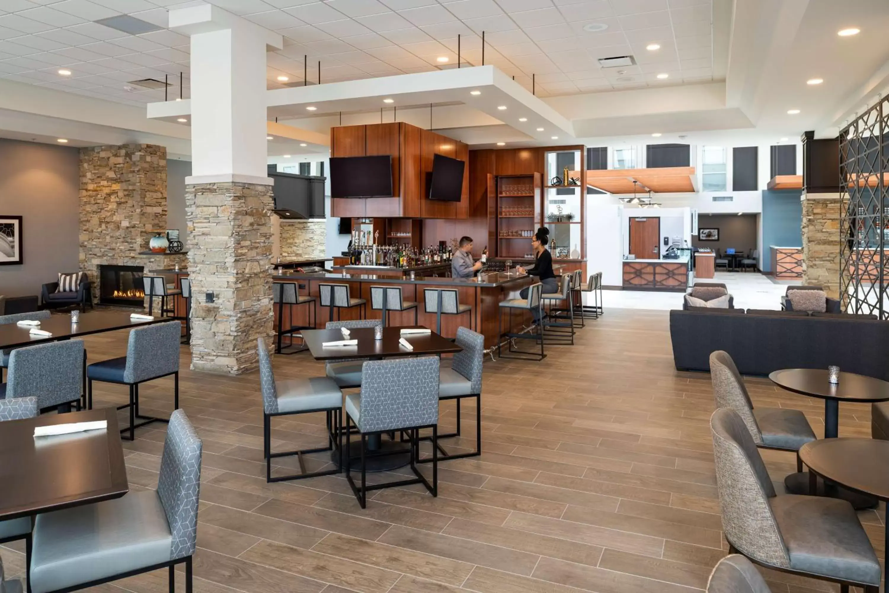 Lounge or bar, Restaurant/Places to Eat in Doubletree By Hilton Madison East