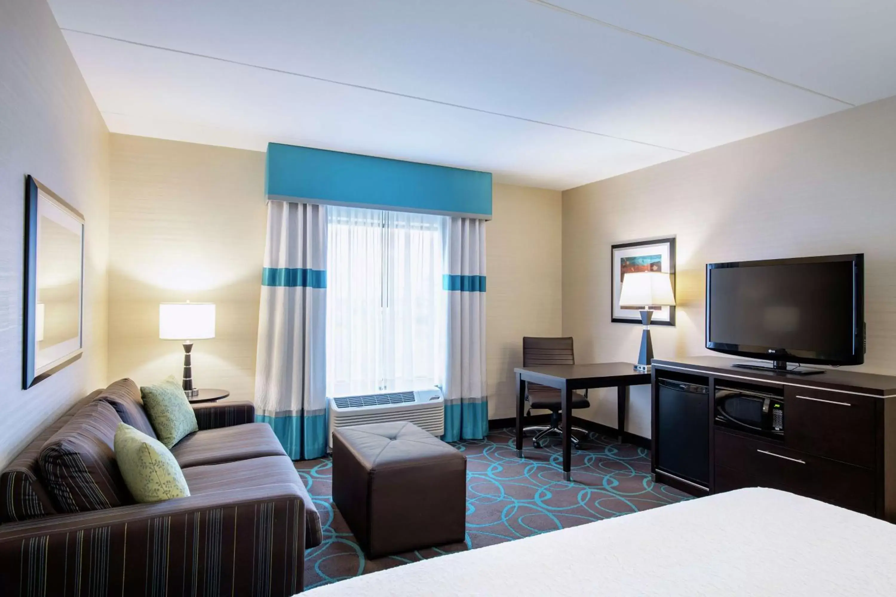 Bedroom, TV/Entertainment Center in Hampton Inn by Hilton Winnipeg