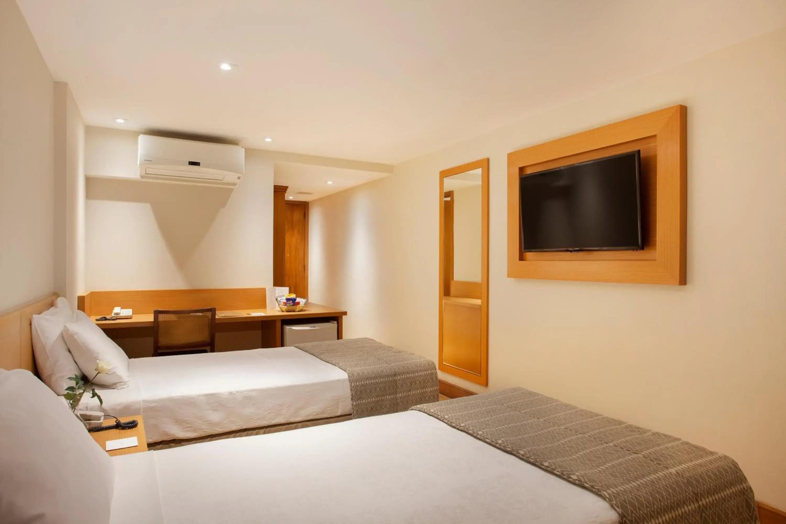 TV and multimedia, Bed in Windsor Palace Copacabana TV and multimedia, Bed in Windsor Palace Copacabana