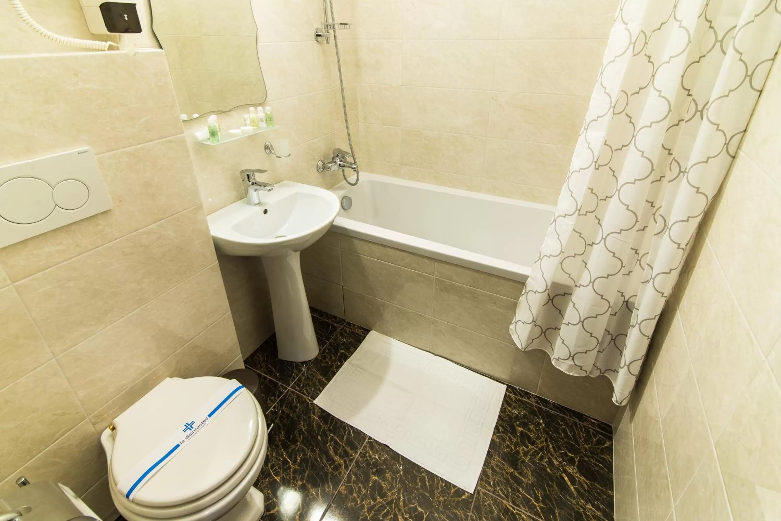 Toilet in L.O.Y Family Hotel