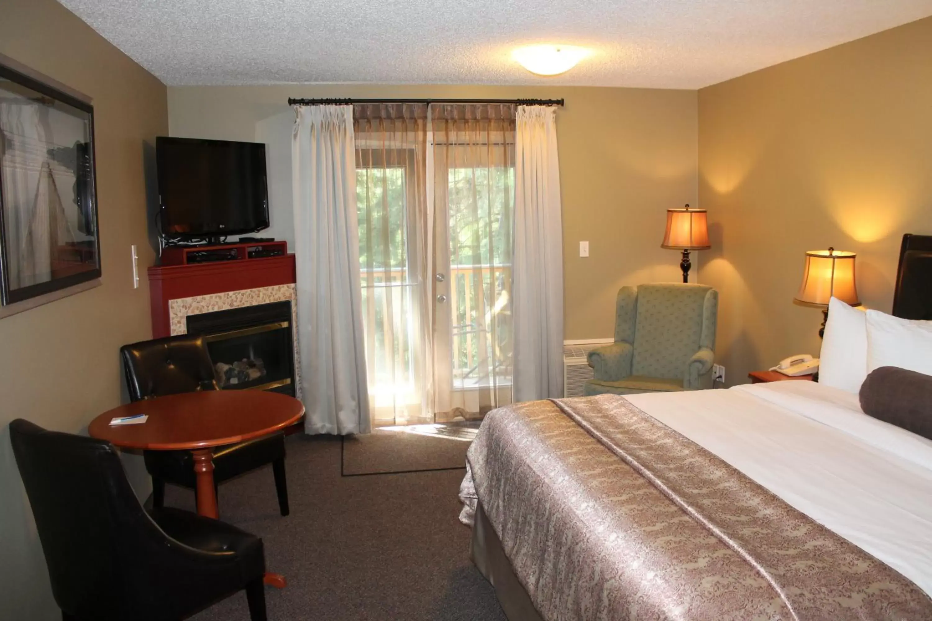 Bedroom, TV/Entertainment Center in Village Creek Country Inn