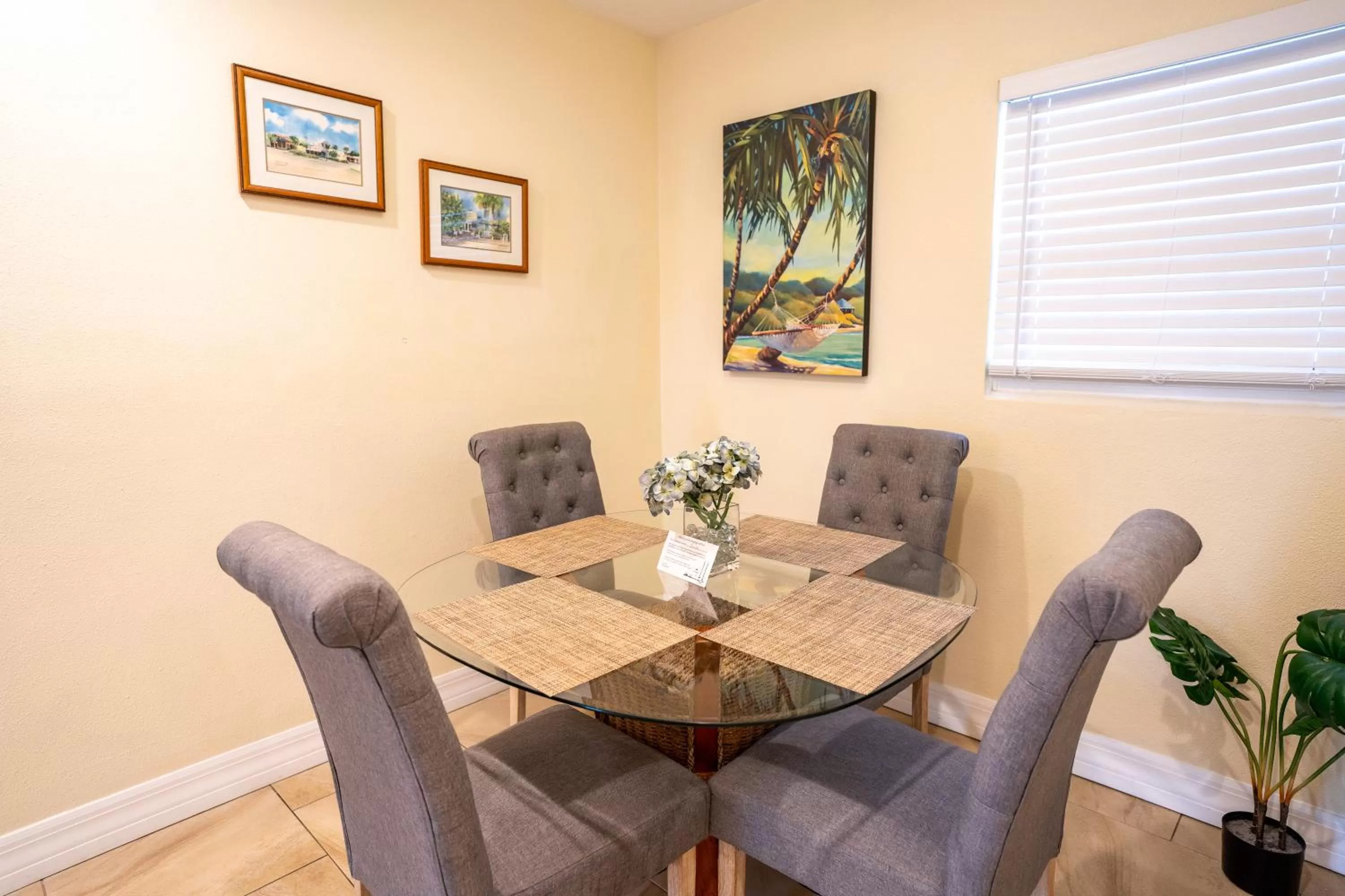 Dining area in The Capri at Siesta