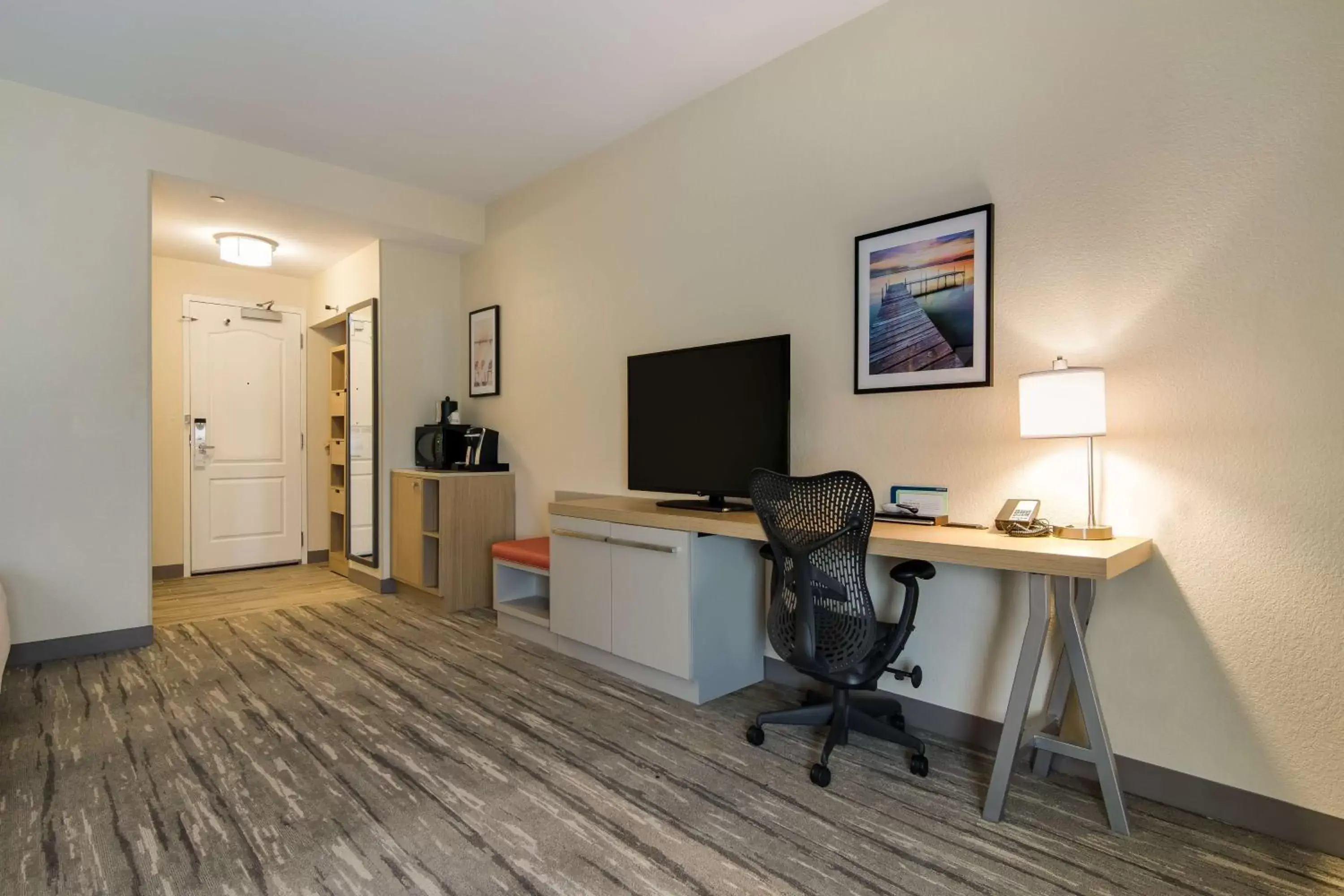 Bedroom, TV/Entertainment Center in Hilton Garden Inn Madison West/Middleton