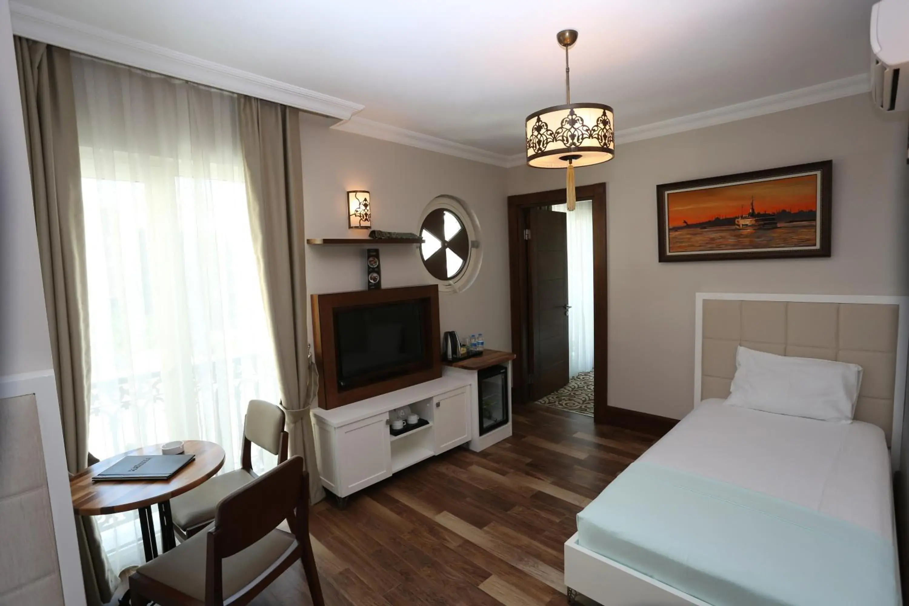 Bedroom, TV/Entertainment Center in K Suites Hotel