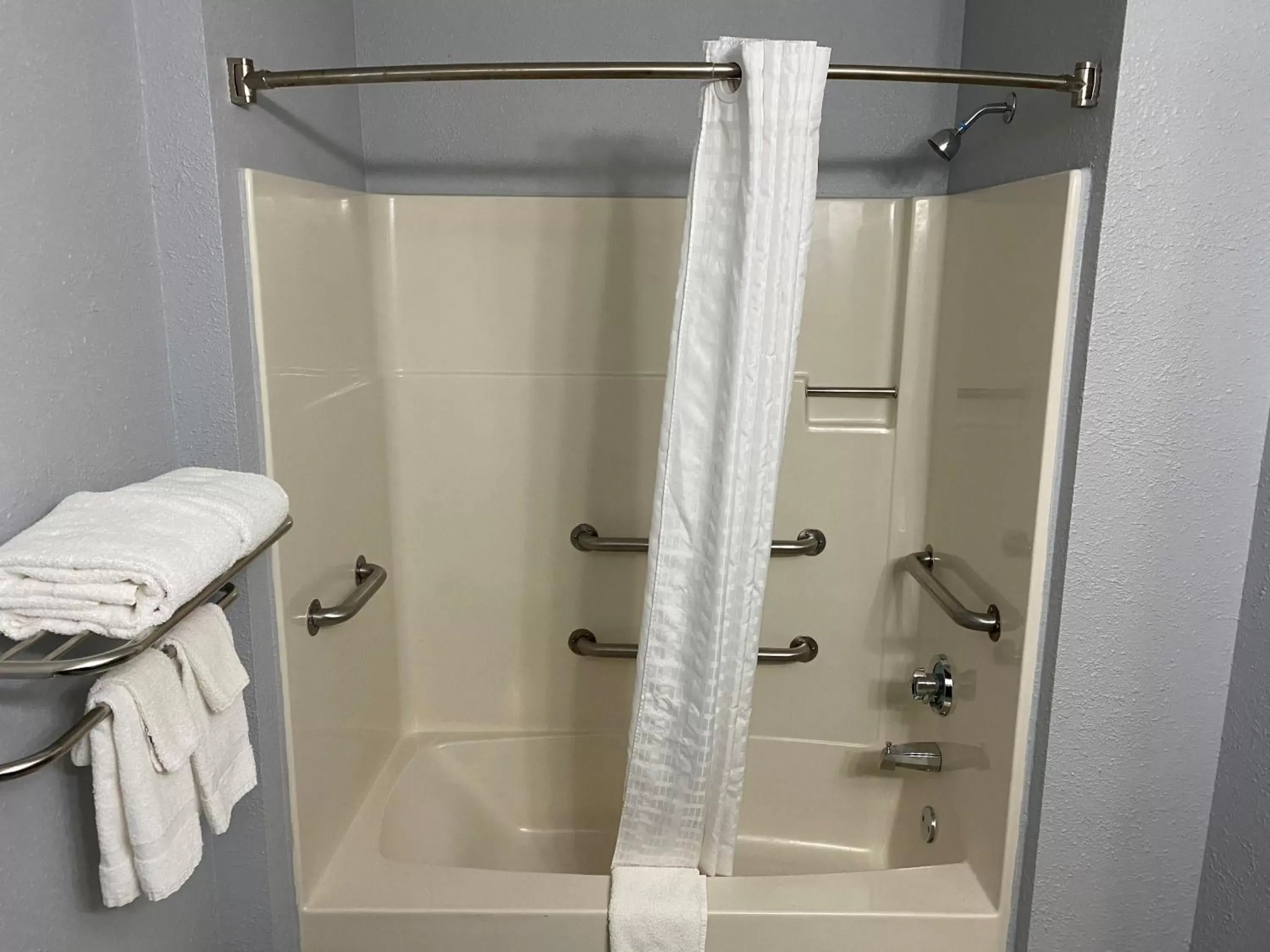 Shower, Bathroom in American Inn Cedar Rapids South
