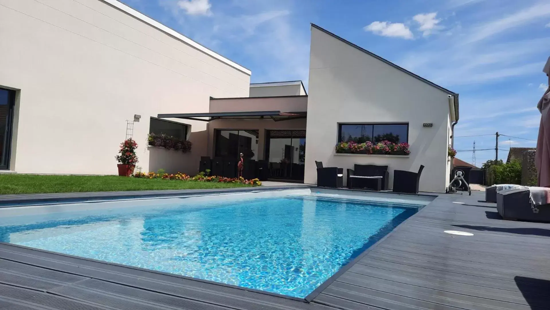 Swimming pool, Property Building in Les Gabions