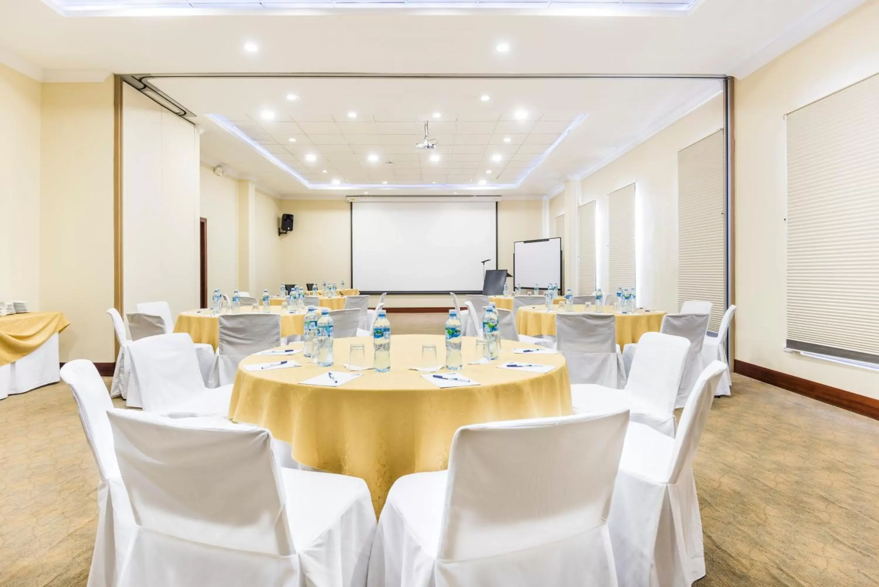 Meeting/conference room in Holiday Inn Express Quito, an IHG Hotel